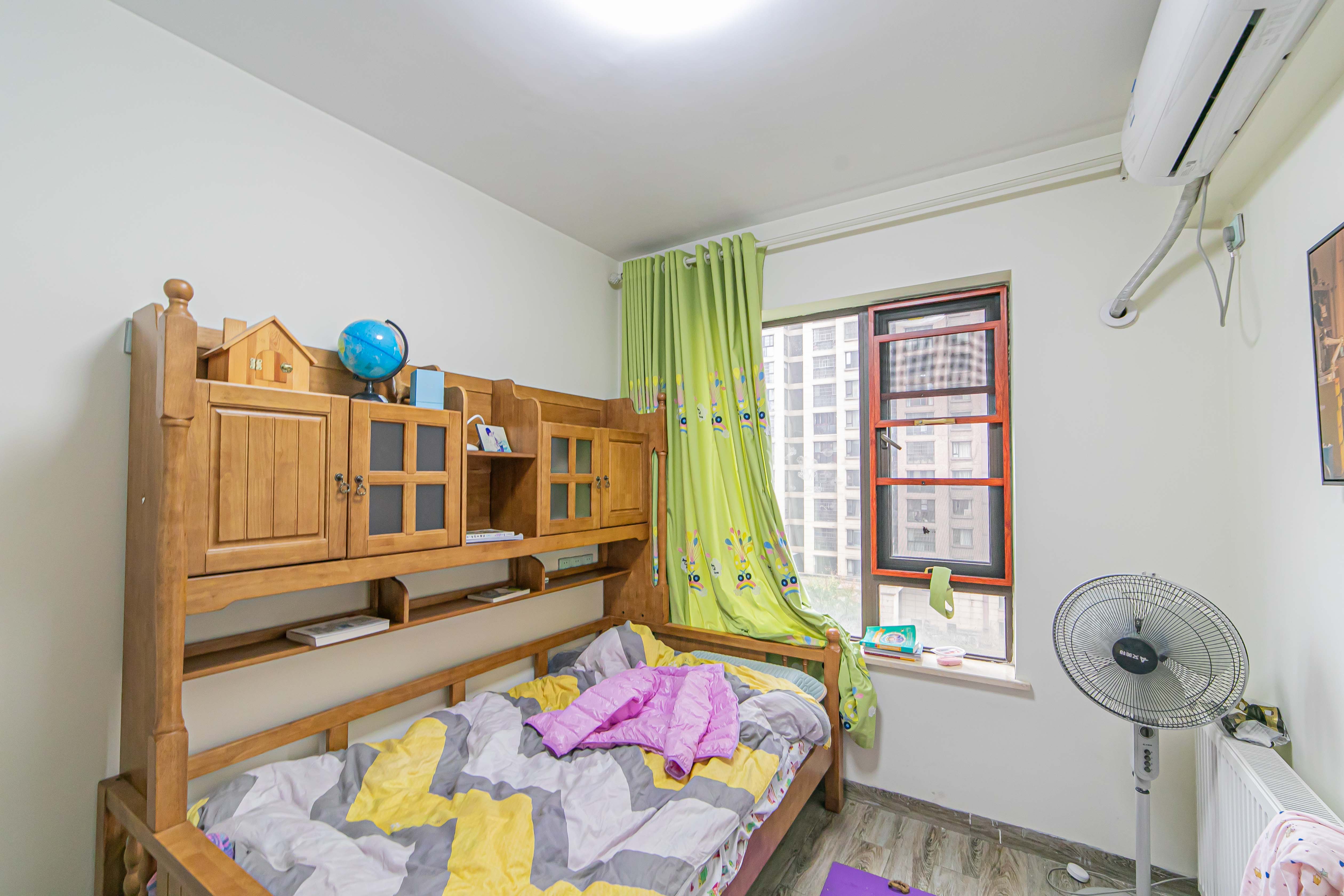 华润五彩城 3室2厅1卫 73.80万 华润五彩城 3室2厅1卫 73.80万卧室