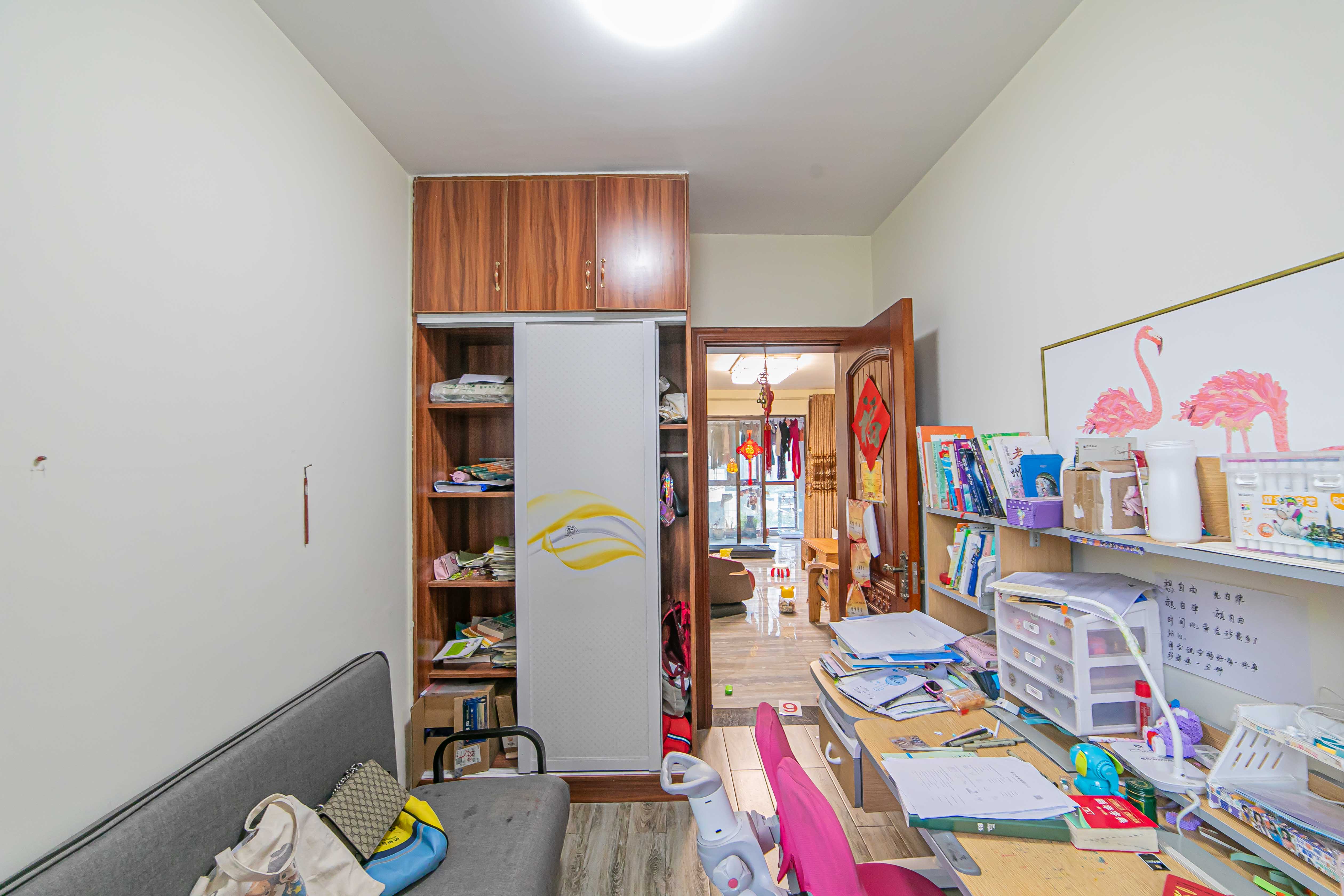 华润五彩城 3室2厅1卫 73.80万 华润五彩城 3室2厅1卫 73.80万卧室