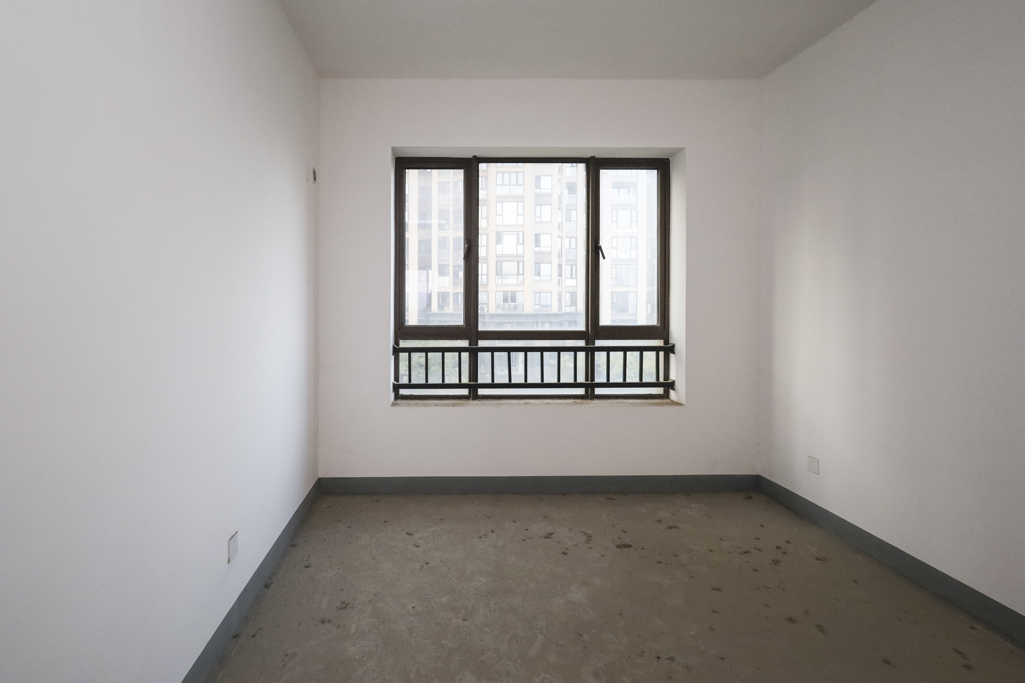 世茂外滩里(世茂铂翠湾三期)  4室2厅2卫    502.0万 世茂外滩里(世茂铂翠湾三期)  4室2厅2卫    502.0万卧室