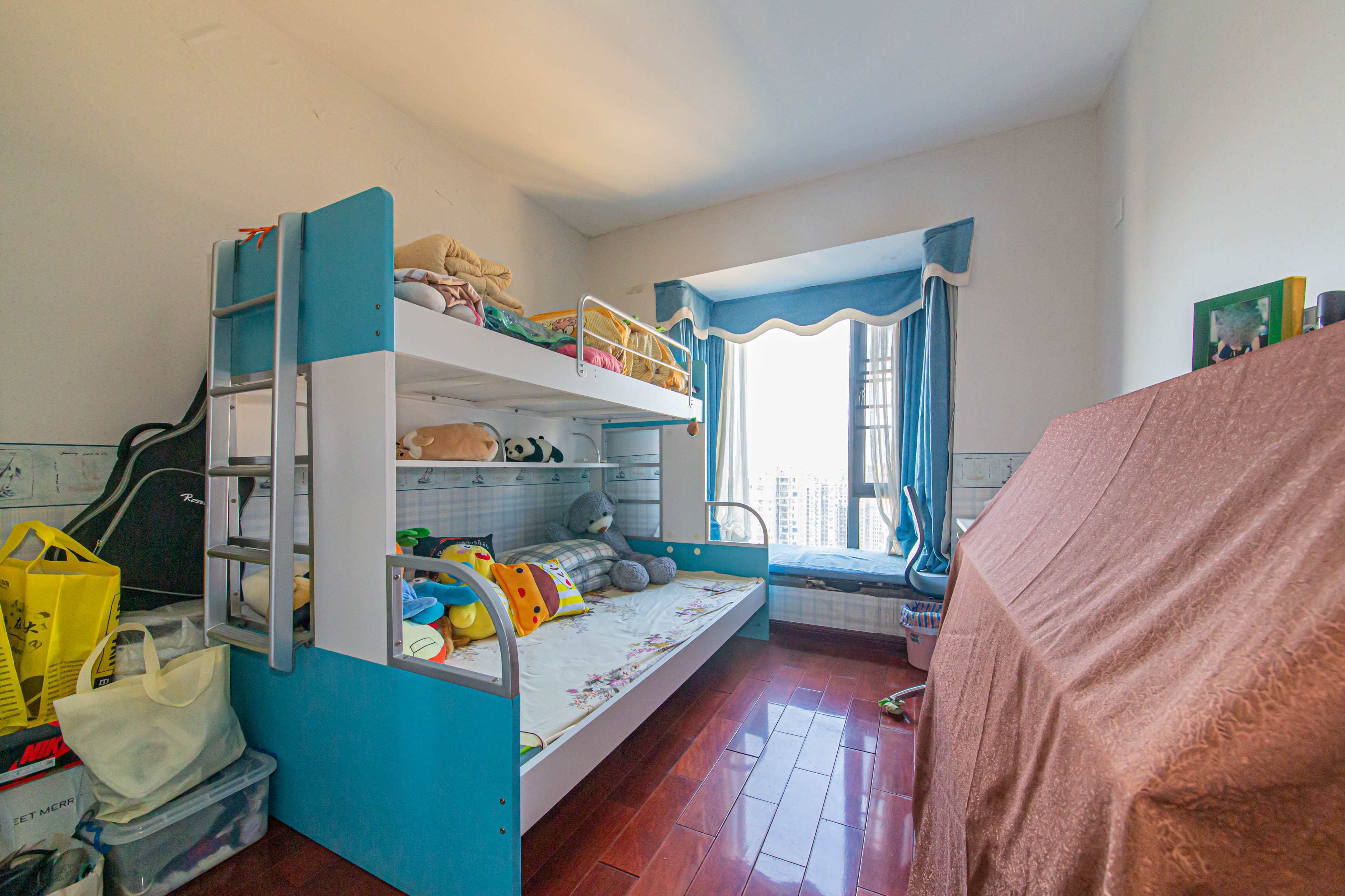 鑫远御文台一期  4室2厅2卫    165.0万卧室