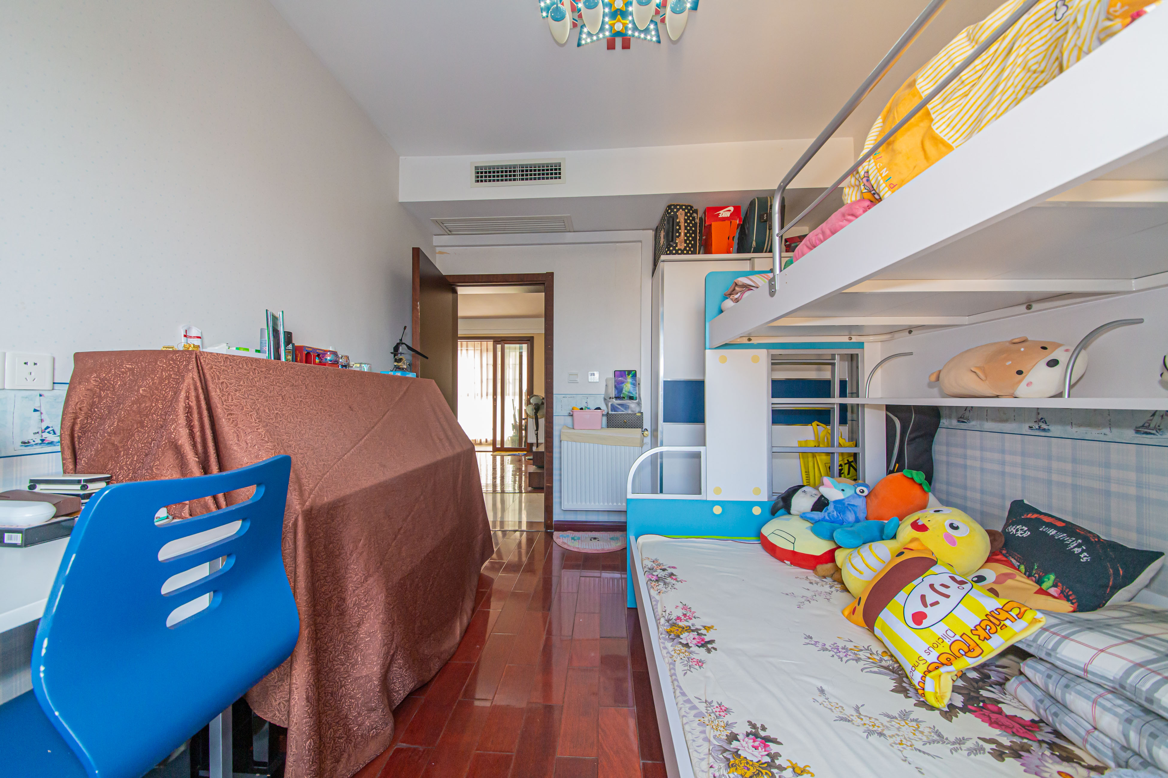 鑫远御文台一期  4室2厅2卫    165.0万卧室