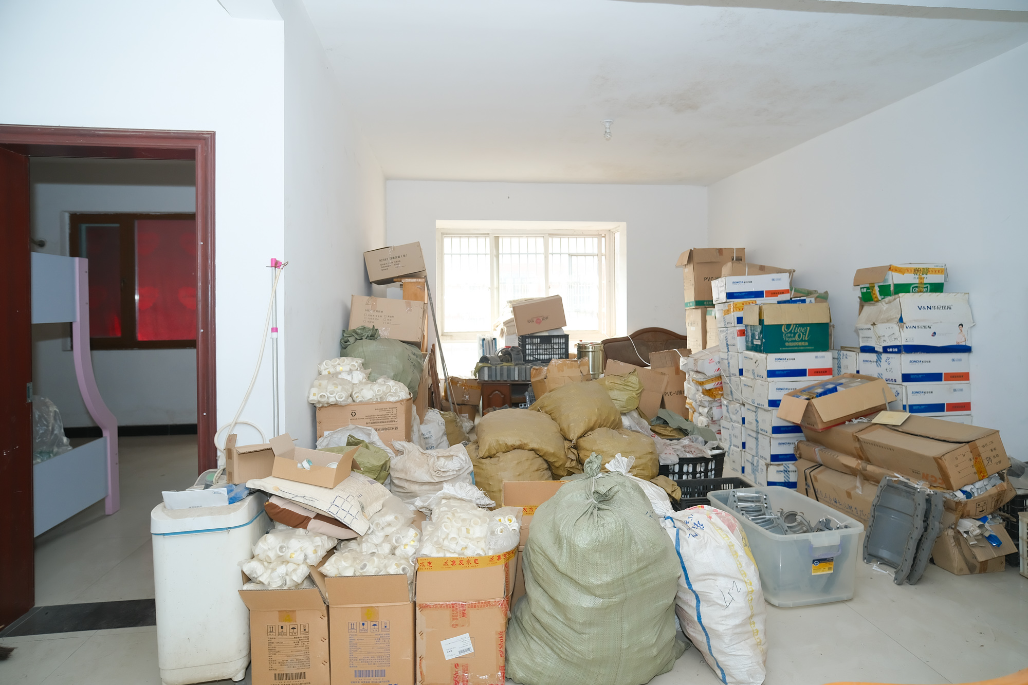 金鹰机电大市场 4室2厅2卫 48.8万 金鹰机电大市场 4室2厅2卫 48.8万客厅