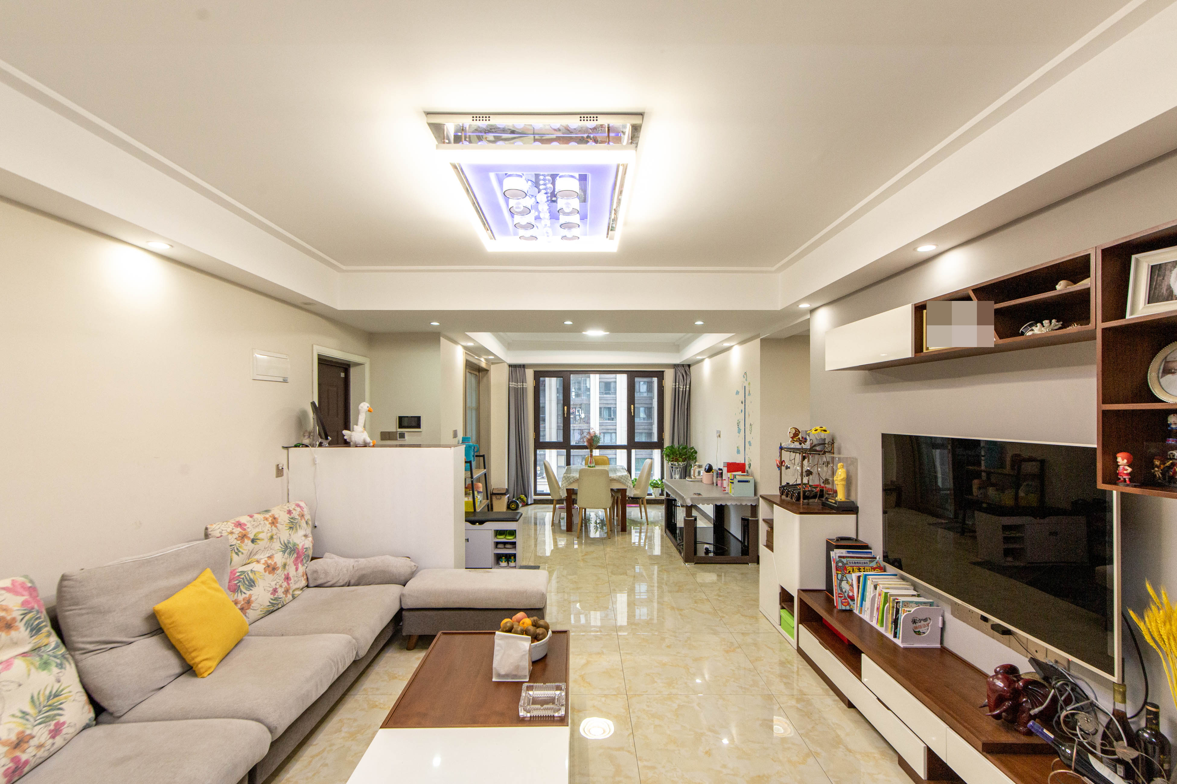 绿地之窗  4室2厅2卫    155.0万客厅