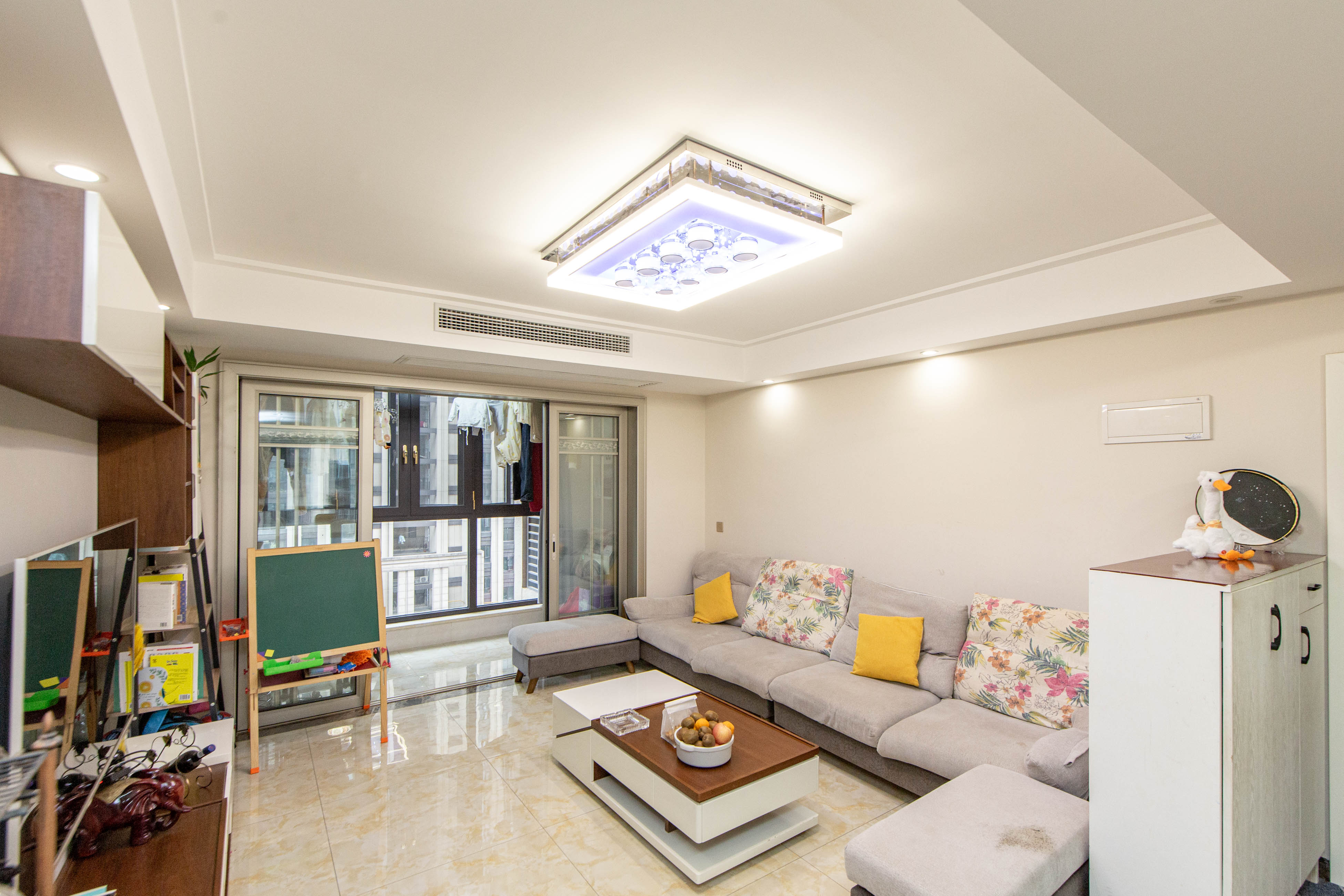 绿地之窗  4室2厅2卫    155.0万客厅