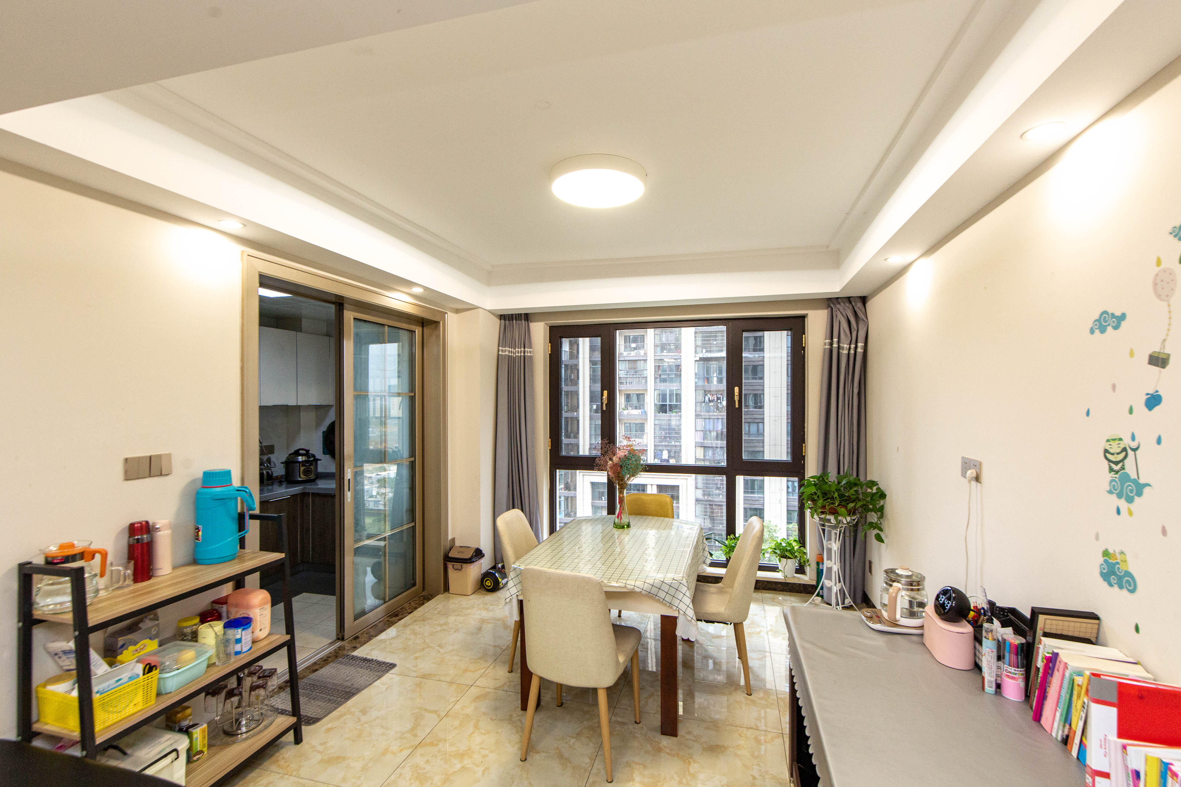 绿地之窗  4室2厅2卫    155.0万客厅