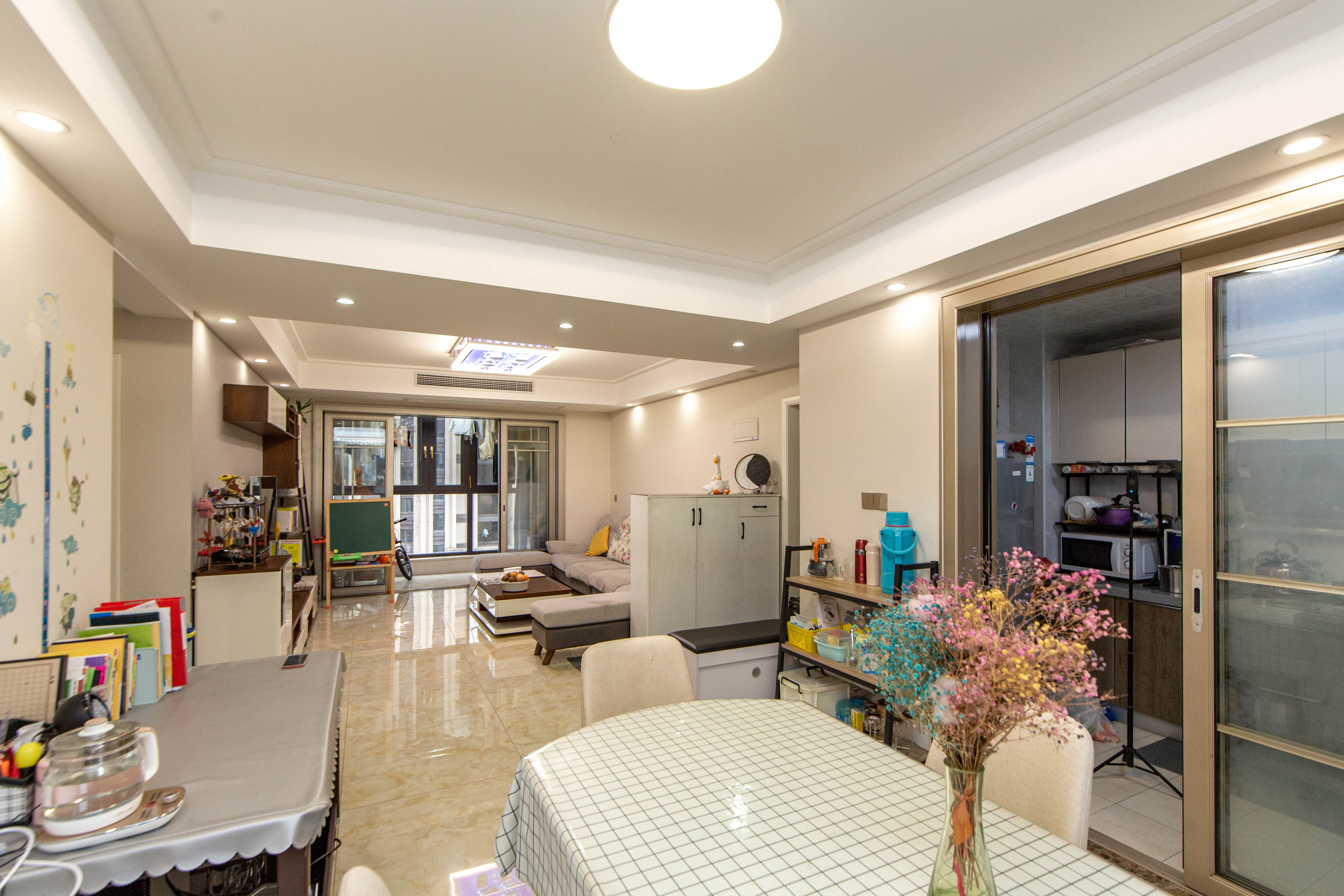 绿地之窗  4室2厅2卫    155.0万客厅