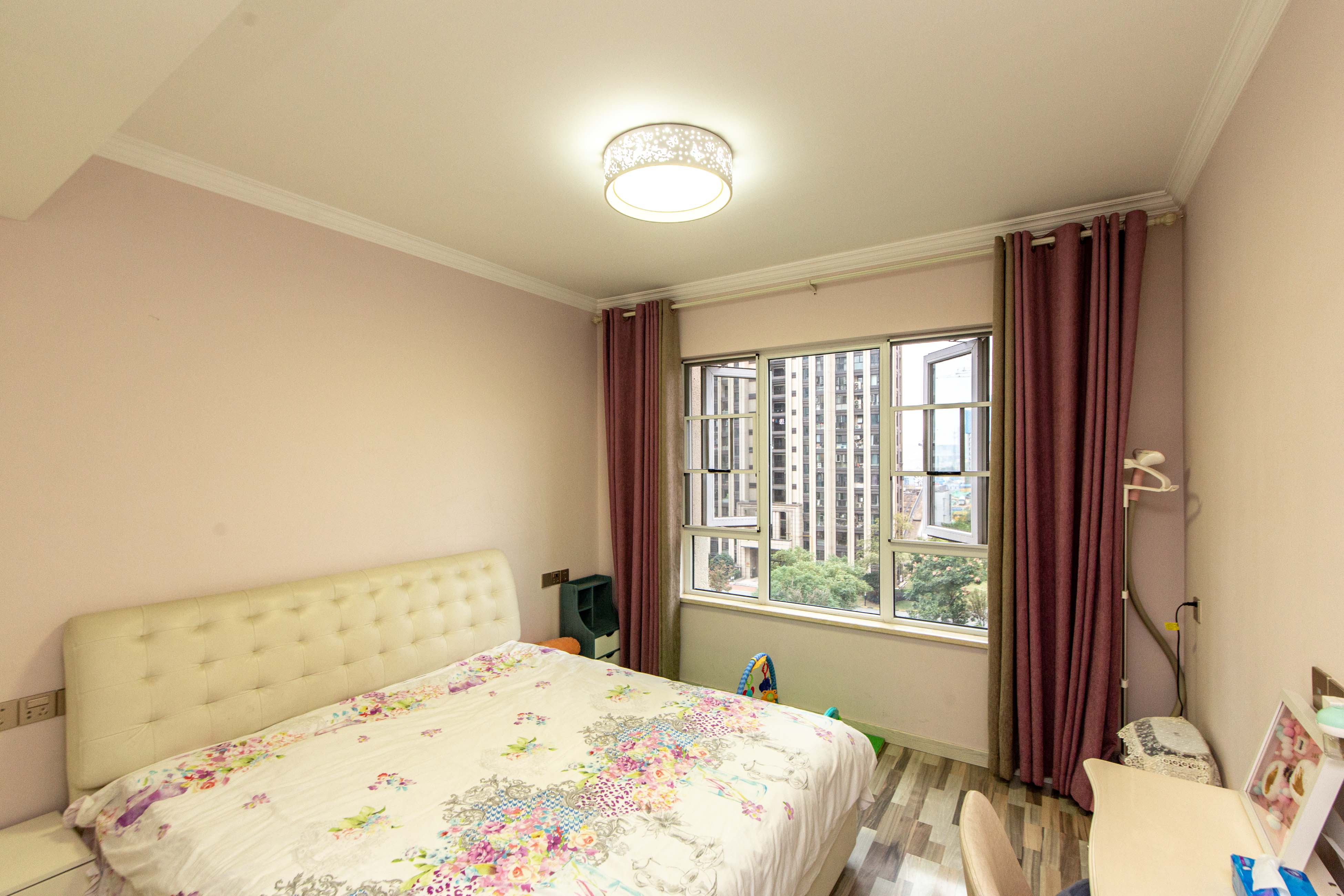 绿地之窗  4室2厅2卫    155.0万卧室