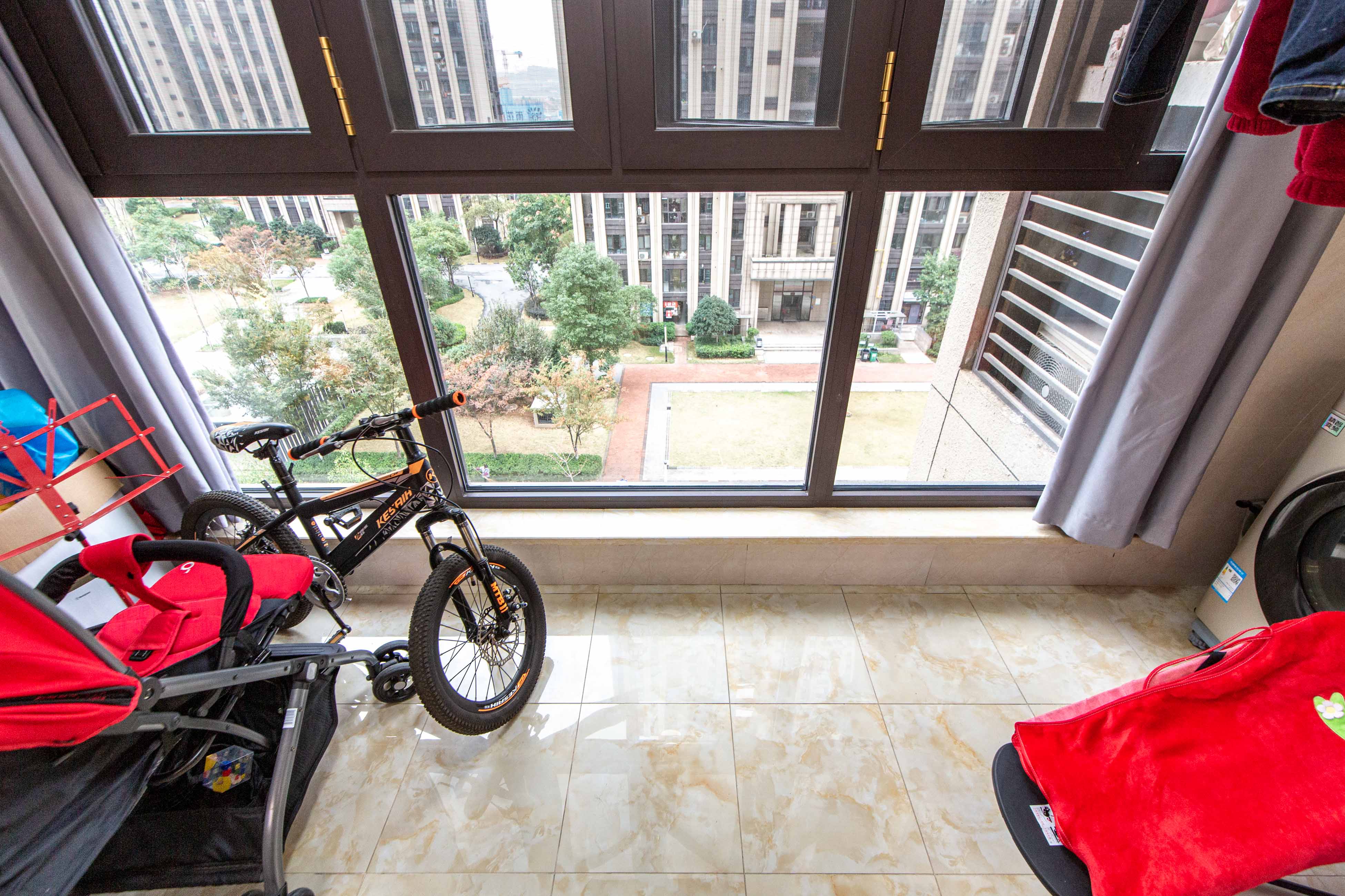 绿地之窗  4室2厅2卫    155.0万阳台