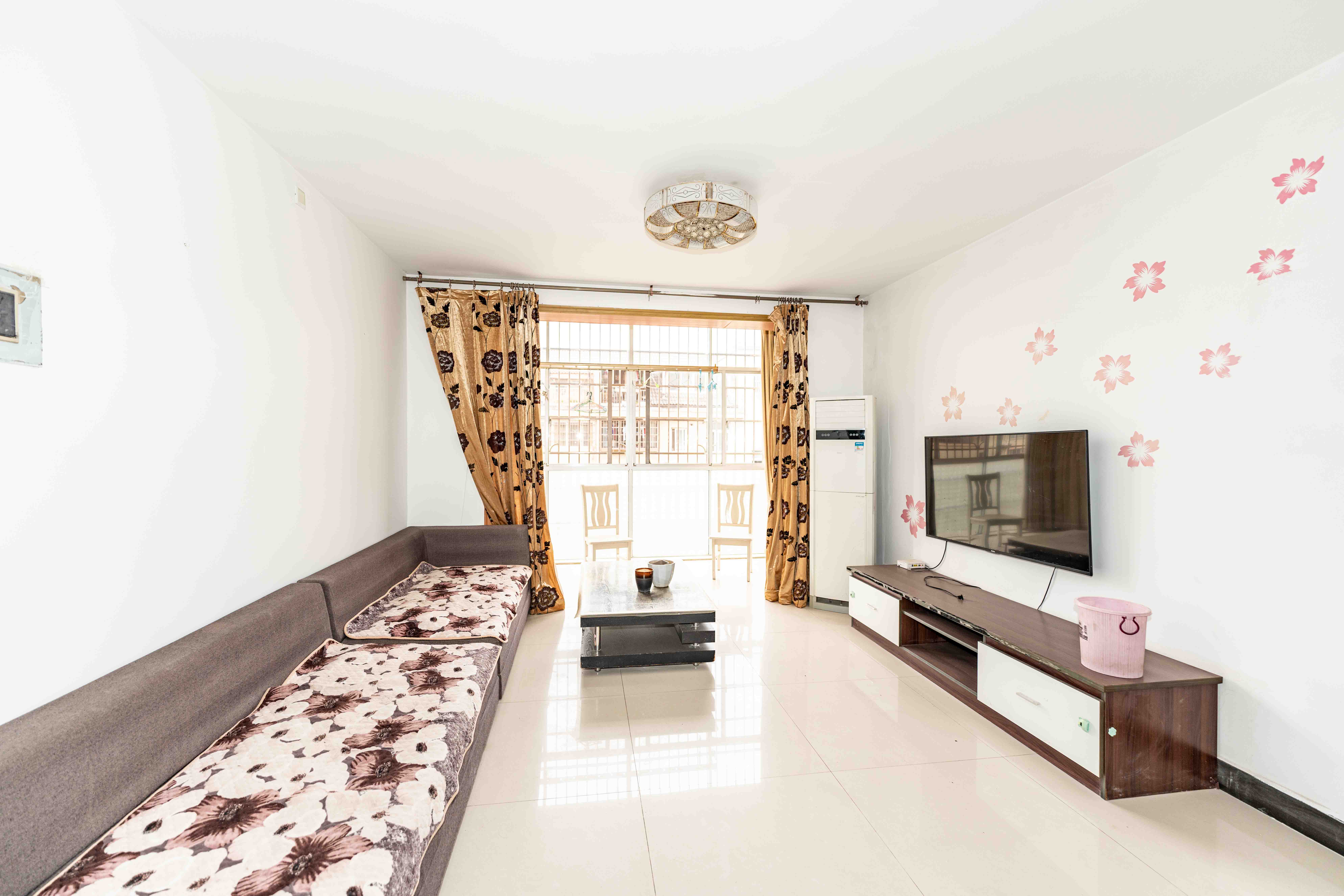 鄱阳小区 5室2厅2卫 63.00万 鄱阳小区 5室2厅2卫 63.00万客厅