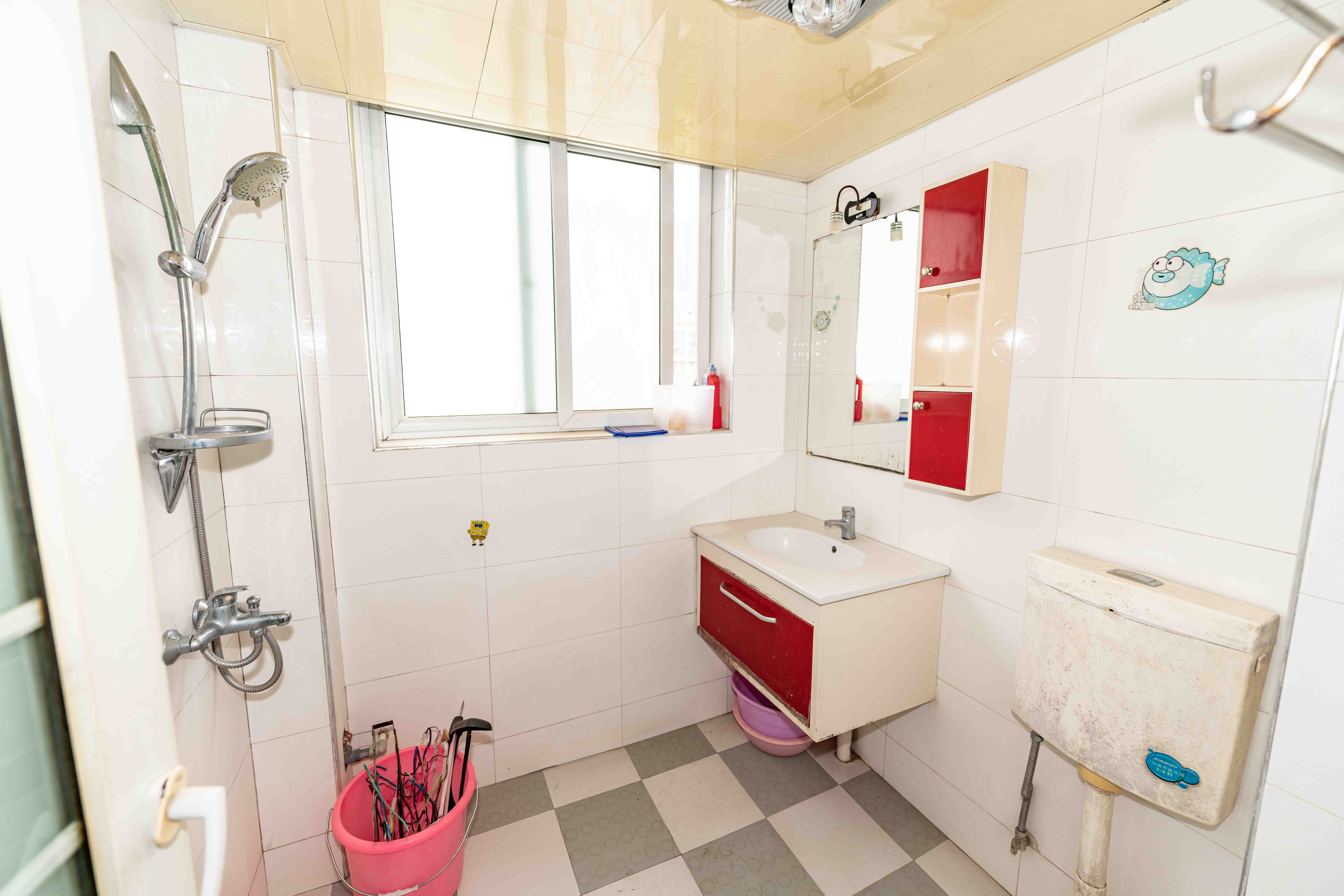 鄱阳小区 5室2厅2卫 63.00万 鄱阳小区 5室2厅2卫 63.00万卫生间