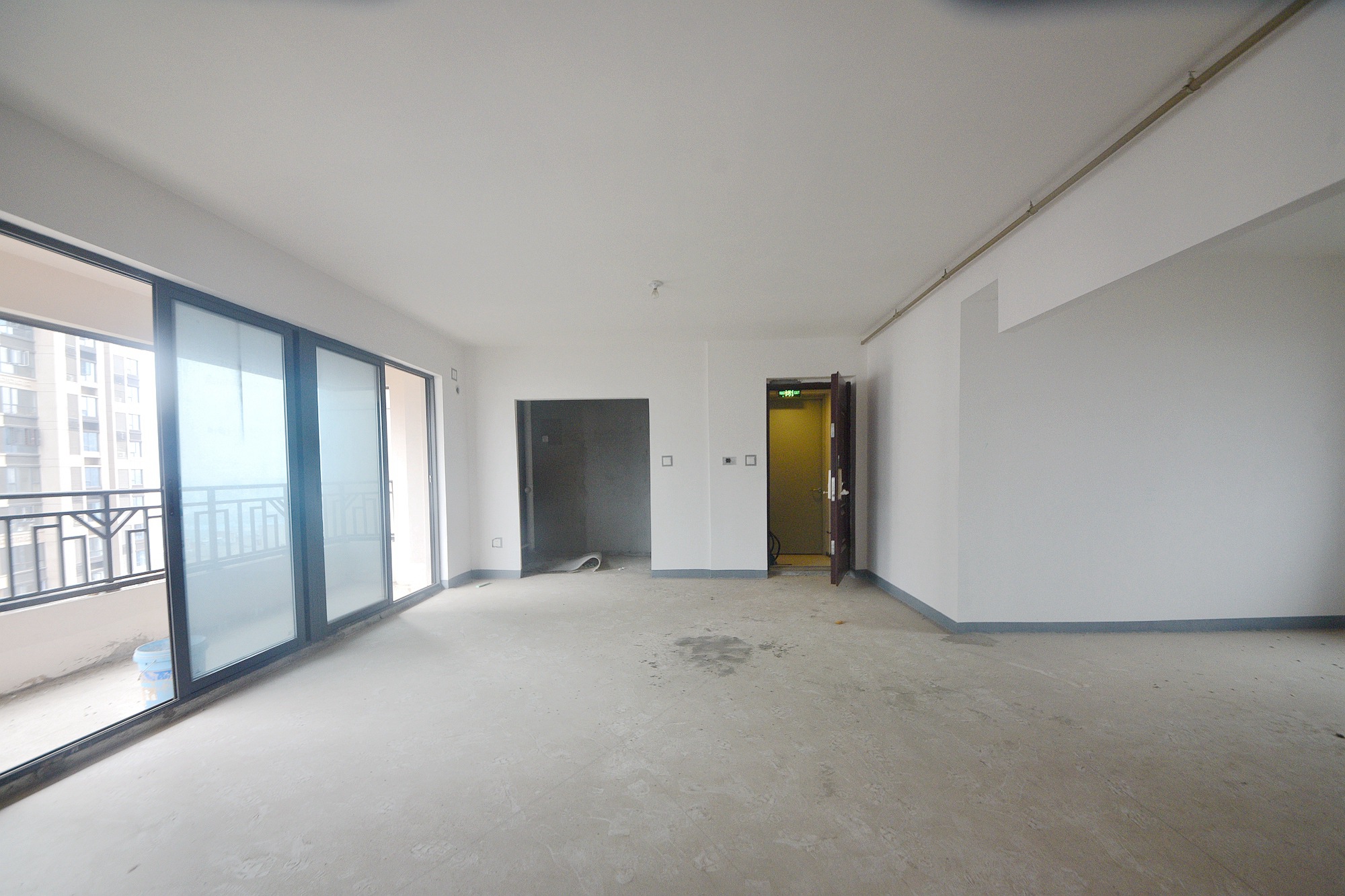 建发中央悦府  4室2厅2卫   239.60万客厅