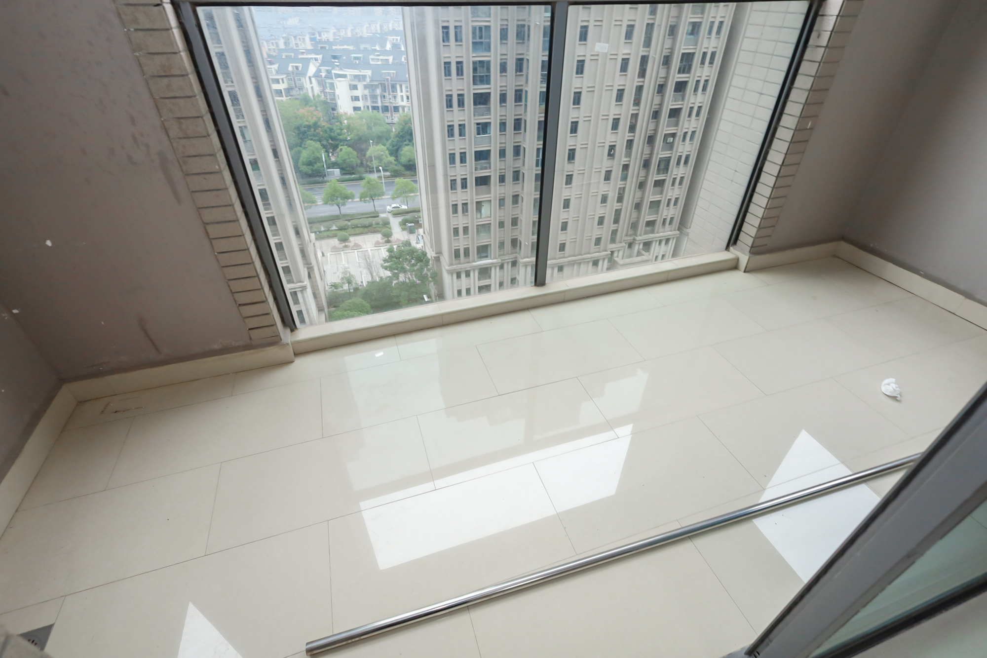八方小区C区  3室2厅2卫    383.0万阳台