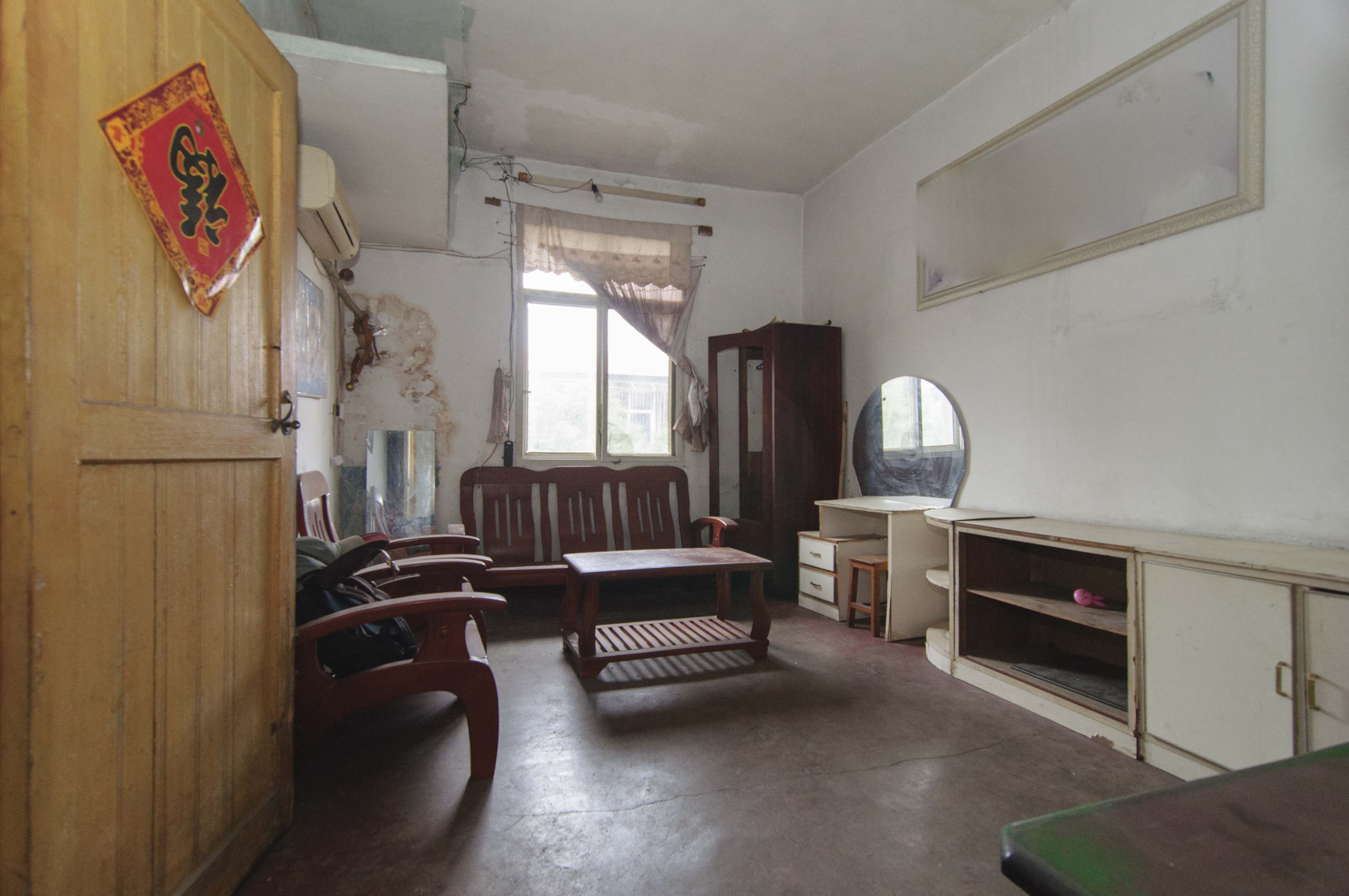 东瓜山一村  1室1厅1卫    18.0万客厅