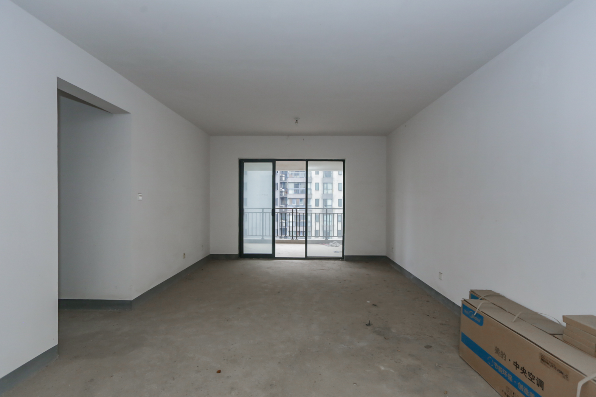 莱茵城  3室2厅2卫    135.0万客厅