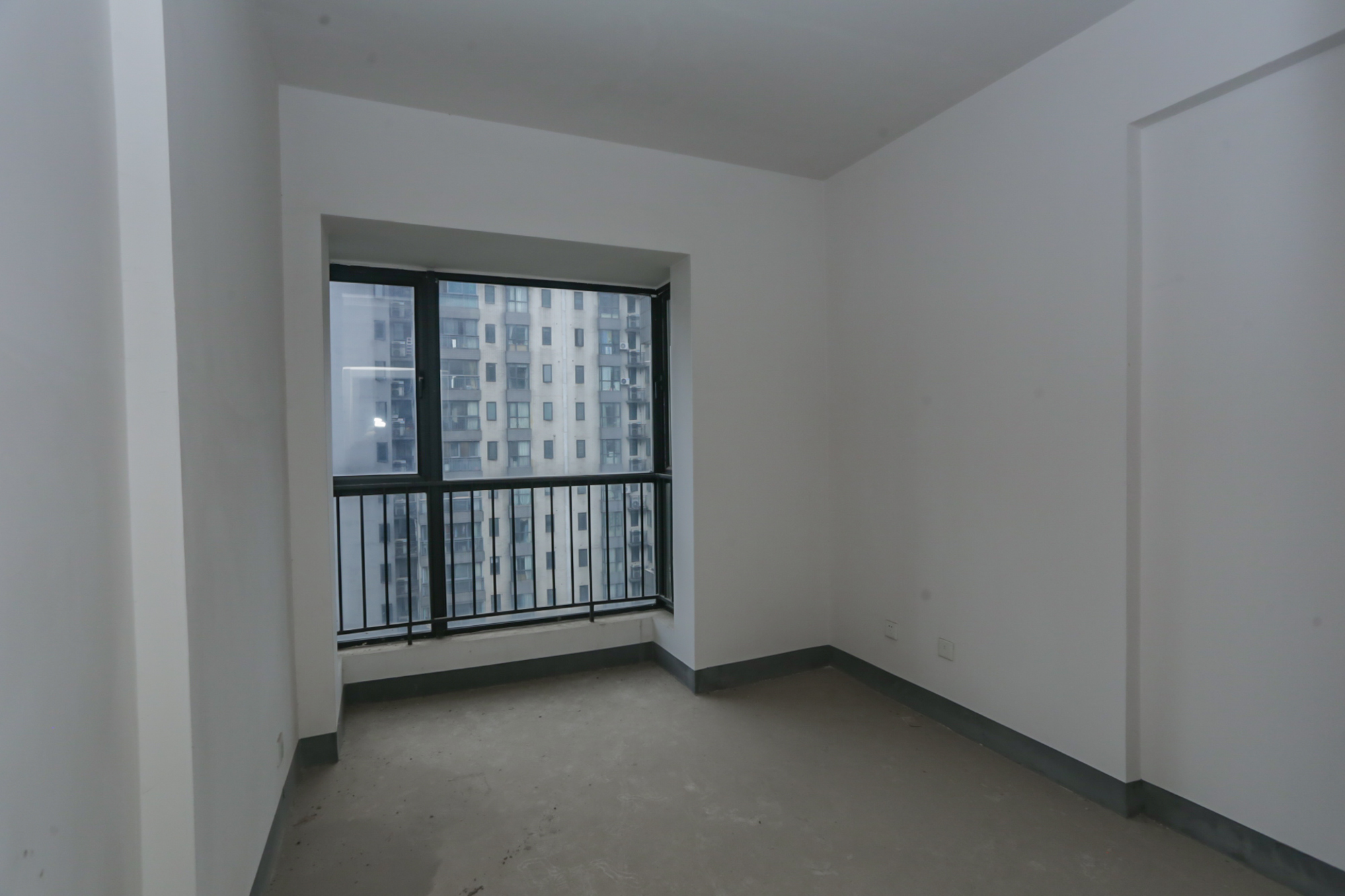 莱茵城  3室2厅2卫    135.0万卧室