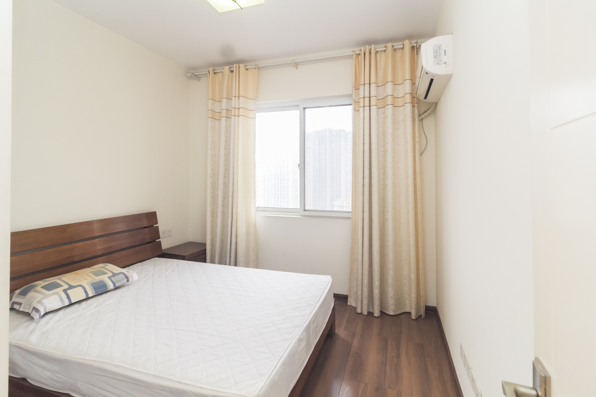 星城国际  3室2厅2卫    65.98万卧室