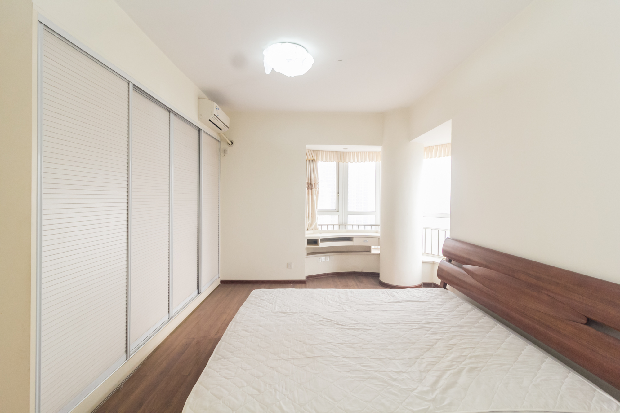 星城国际  3室2厅2卫    65.98万卧室