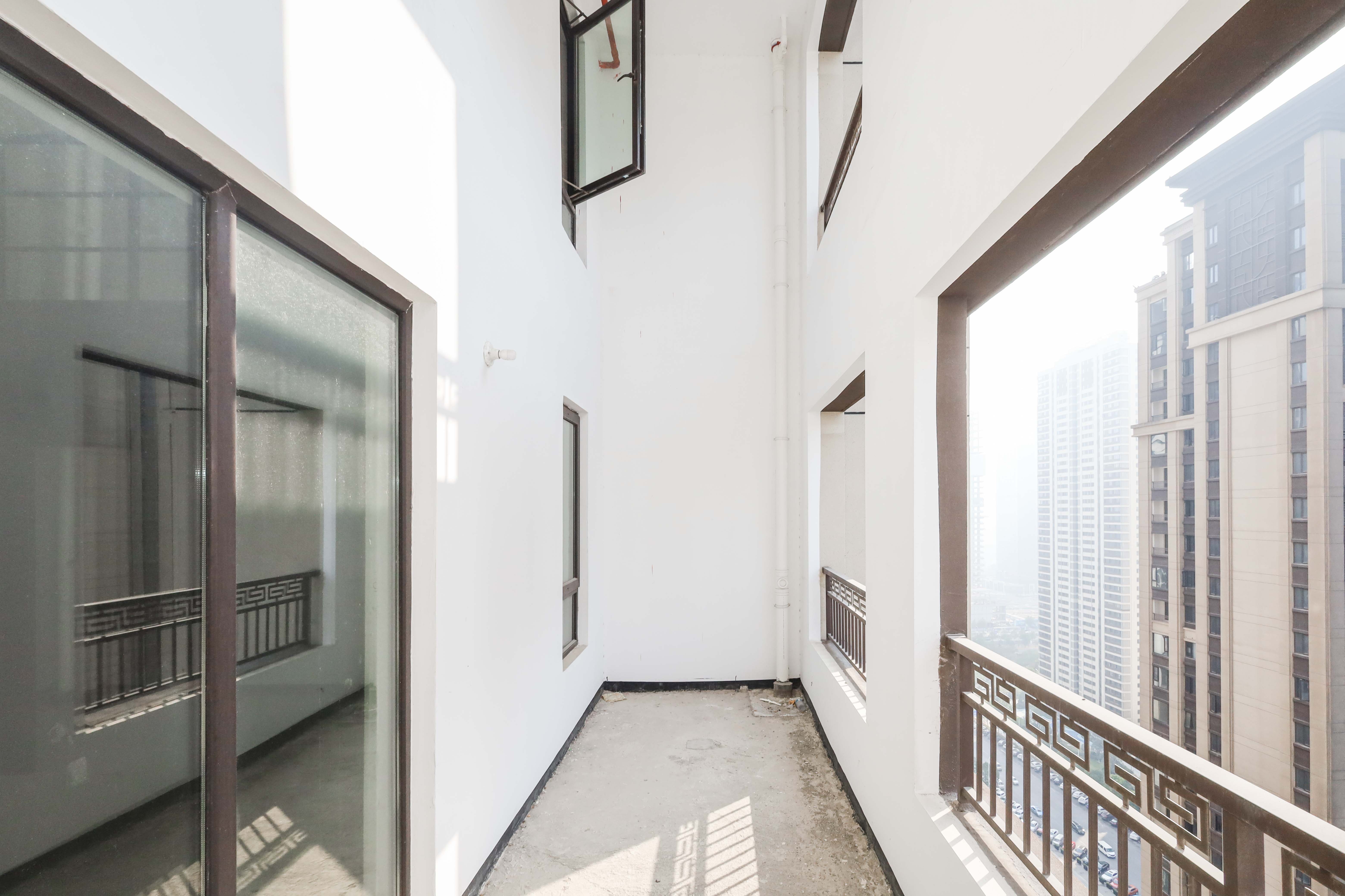 建发央著  4室2厅2卫   286.00万阳台