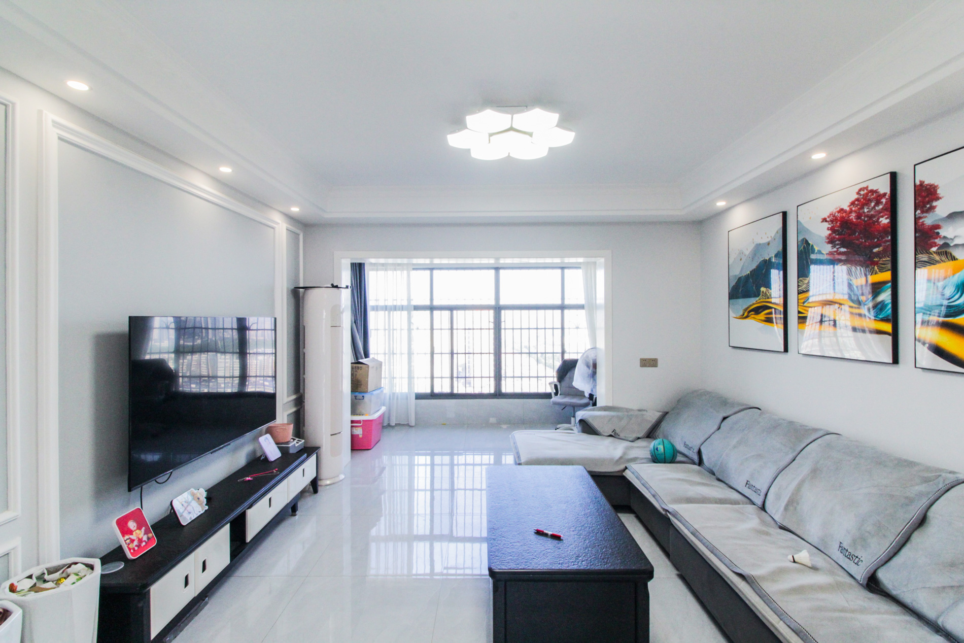 上海城小区  4室2厅1卫    145.0万客厅