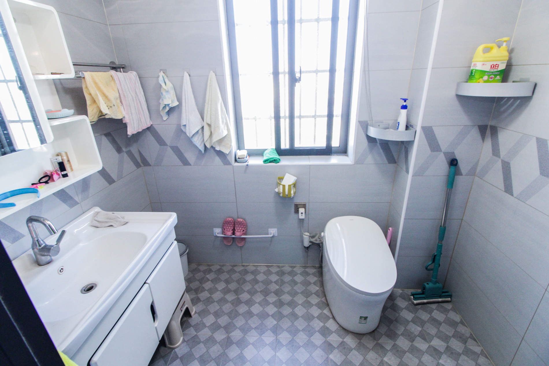 上海城小区  4室2厅1卫    145.0万卫生间