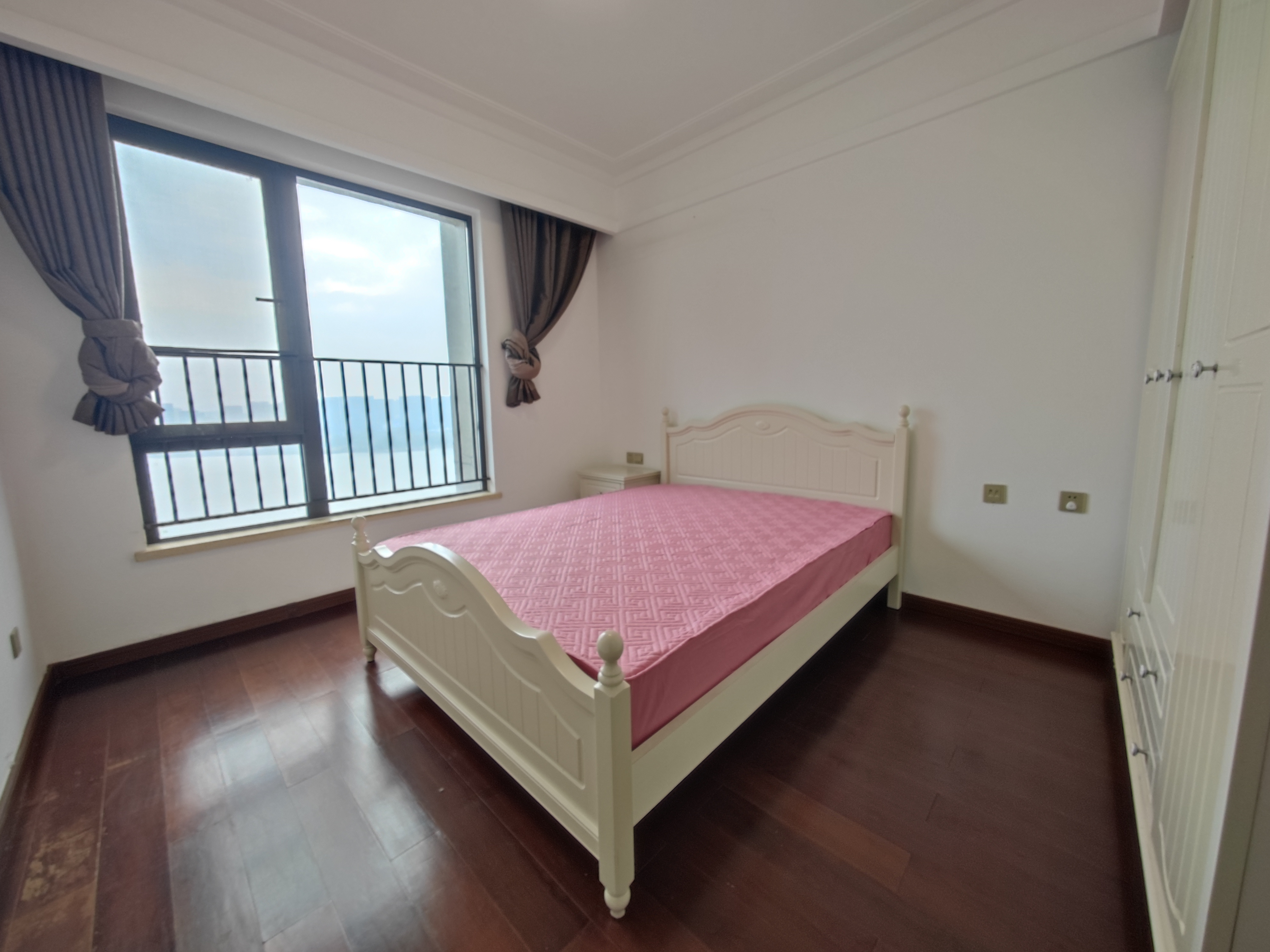 万科紫台  3室2厅2卫    272.0万卧室