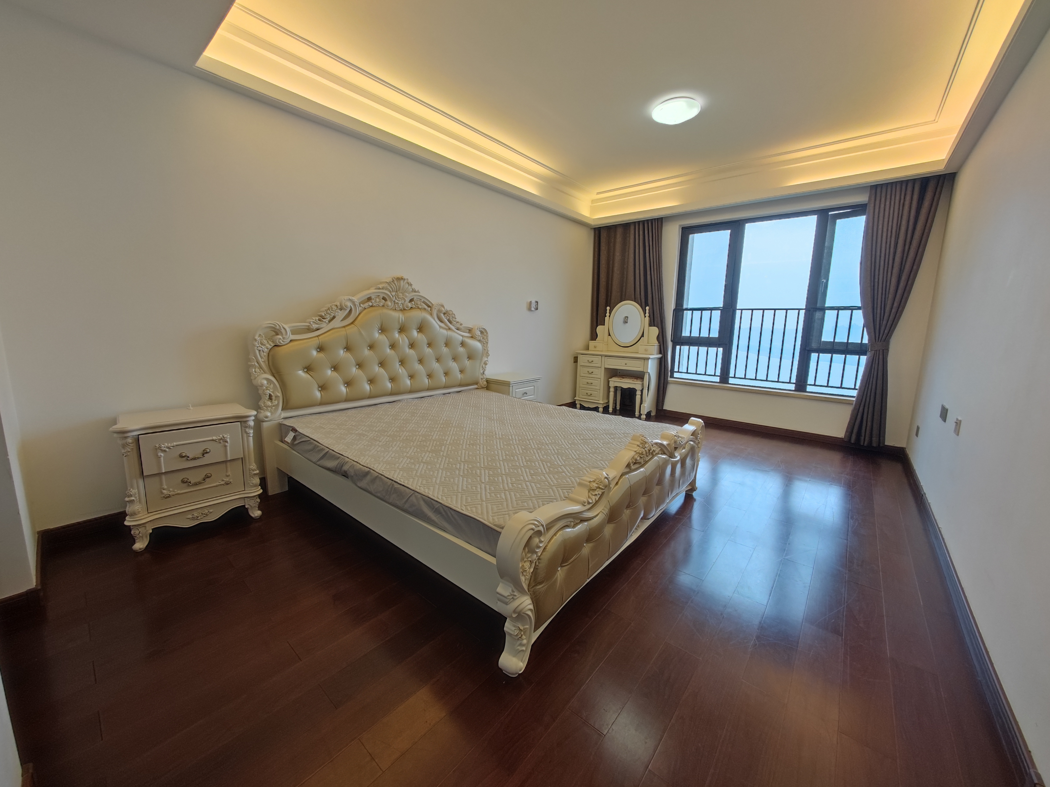 万科紫台  3室2厅2卫    272.0万卧室