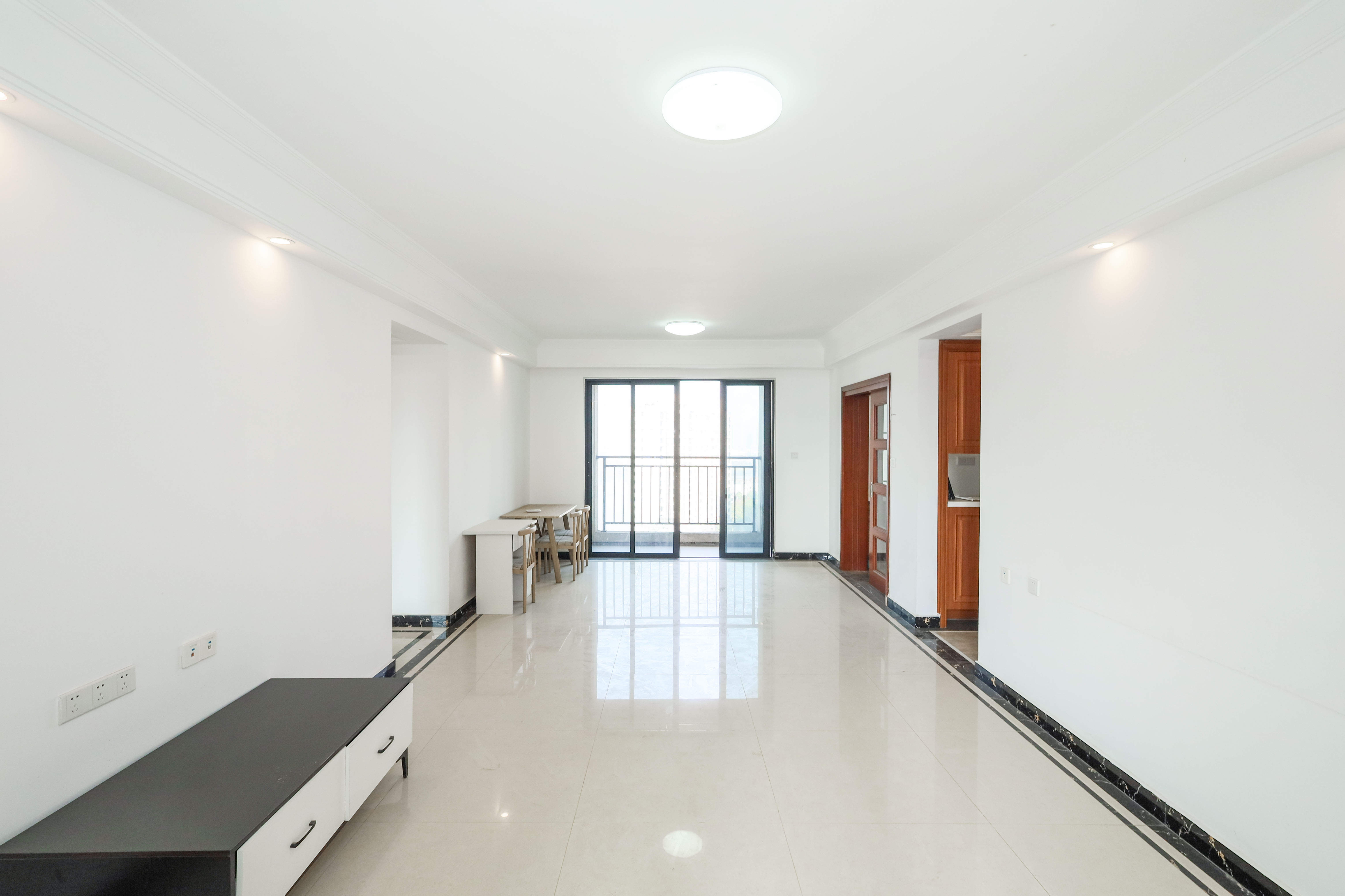 中海梅溪湖壹号  3室1厅1卫    218.0万 中海梅溪湖壹号  3室1厅1卫    218.0万客厅