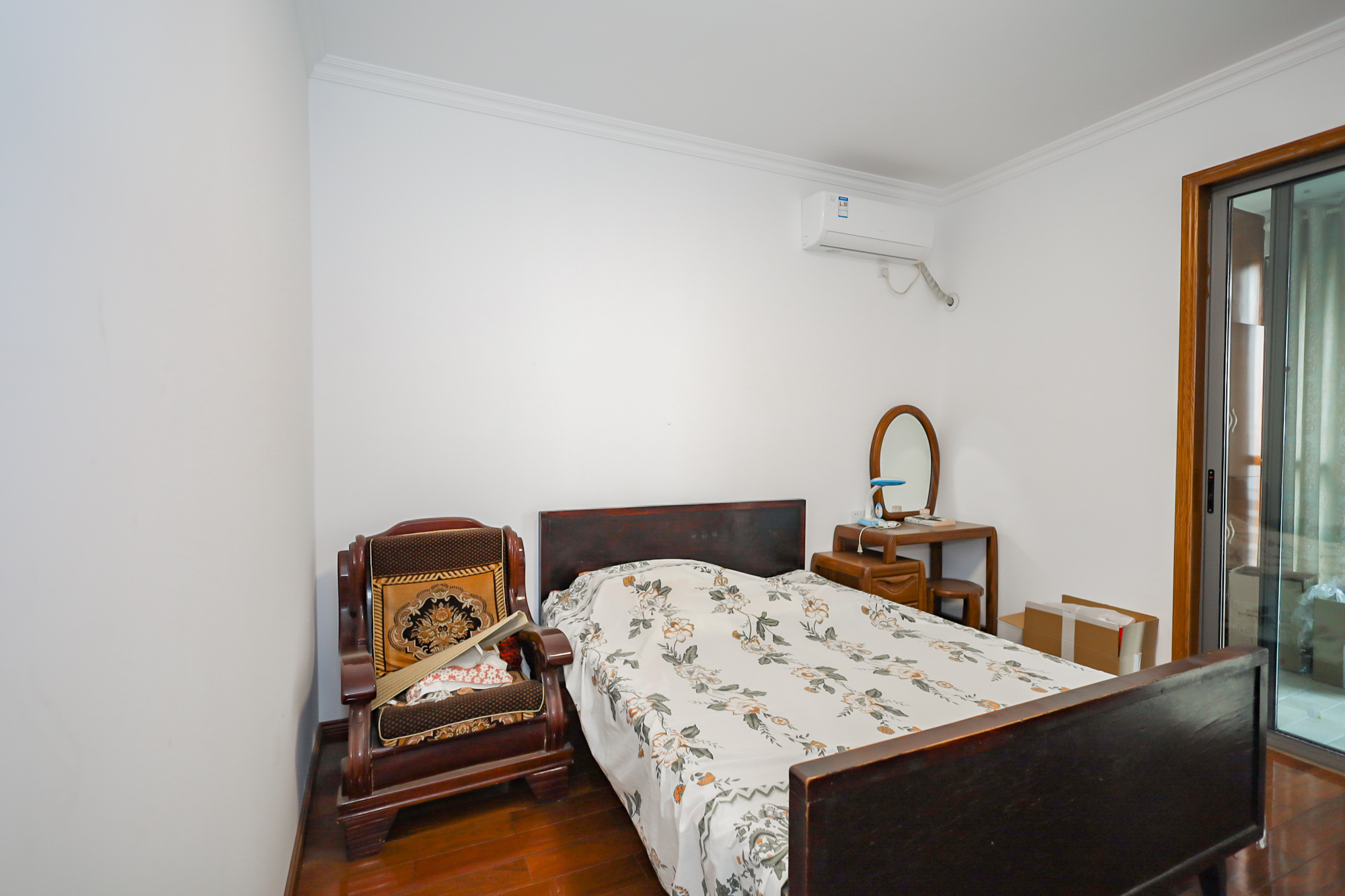 八方小区C区  3室2厅2卫    370.0万 八方小区C区  3室2厅2卫    370.0万卧室