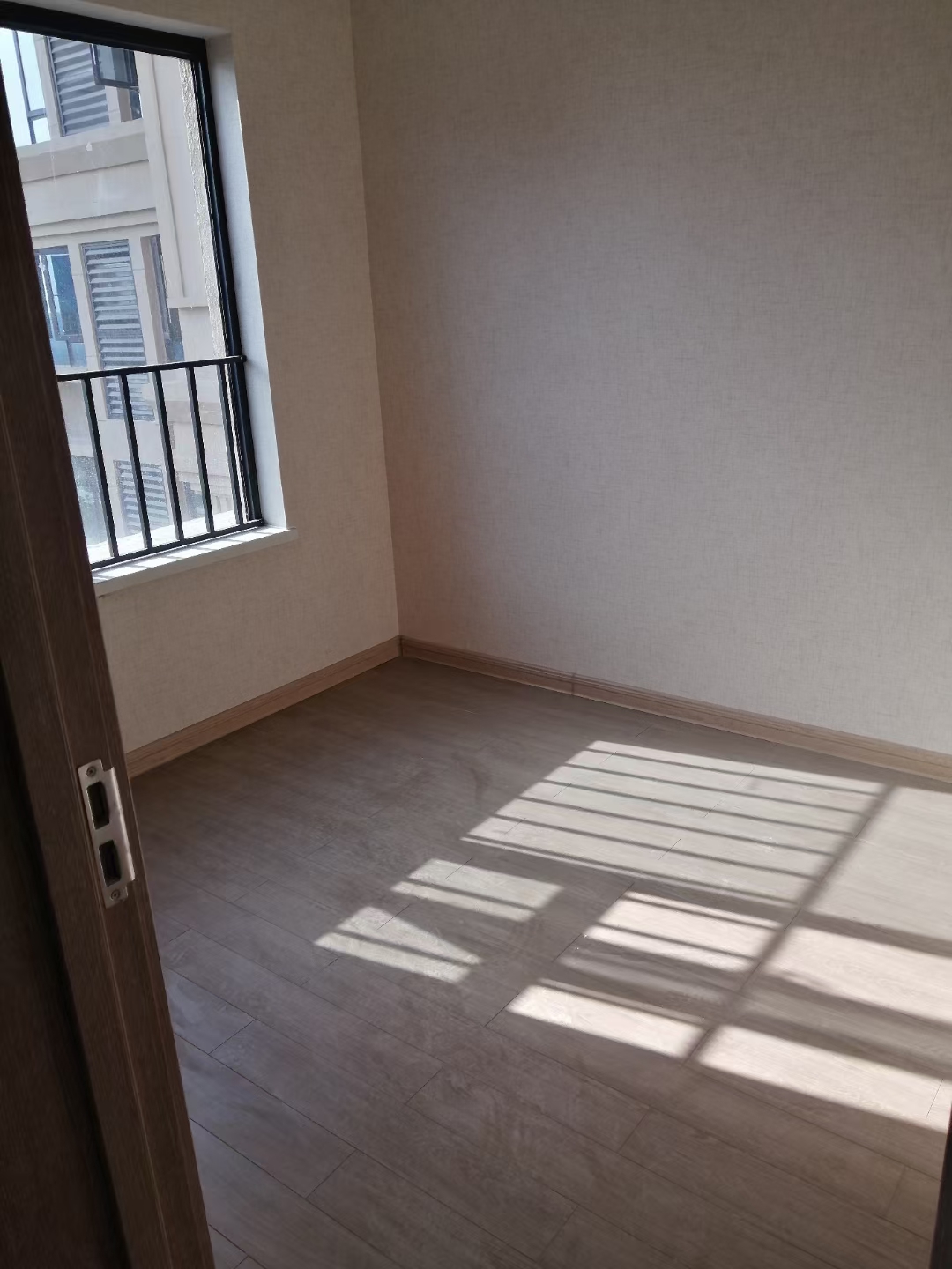 美的梧桐庄园  3室2厅2卫   2000.00元/月室内图