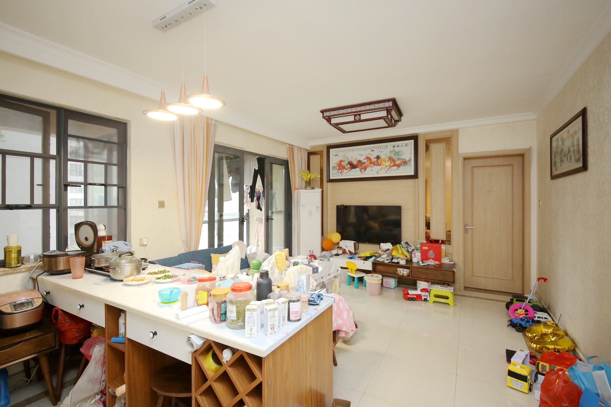 佳兆业时代广场  3室2厅2卫   98.00万客厅