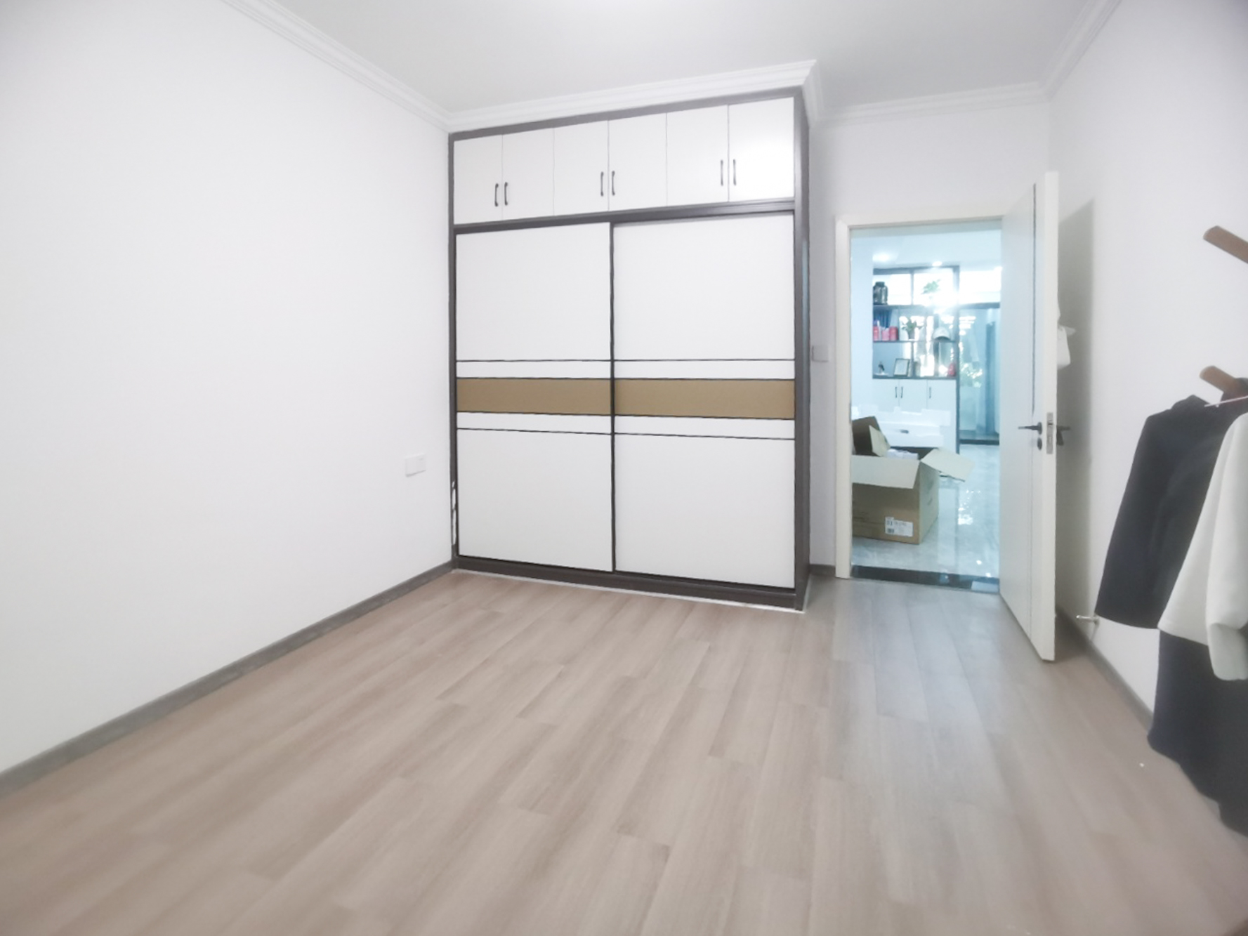 中南汽车世界  3室2厅1卫    46.8万卧室