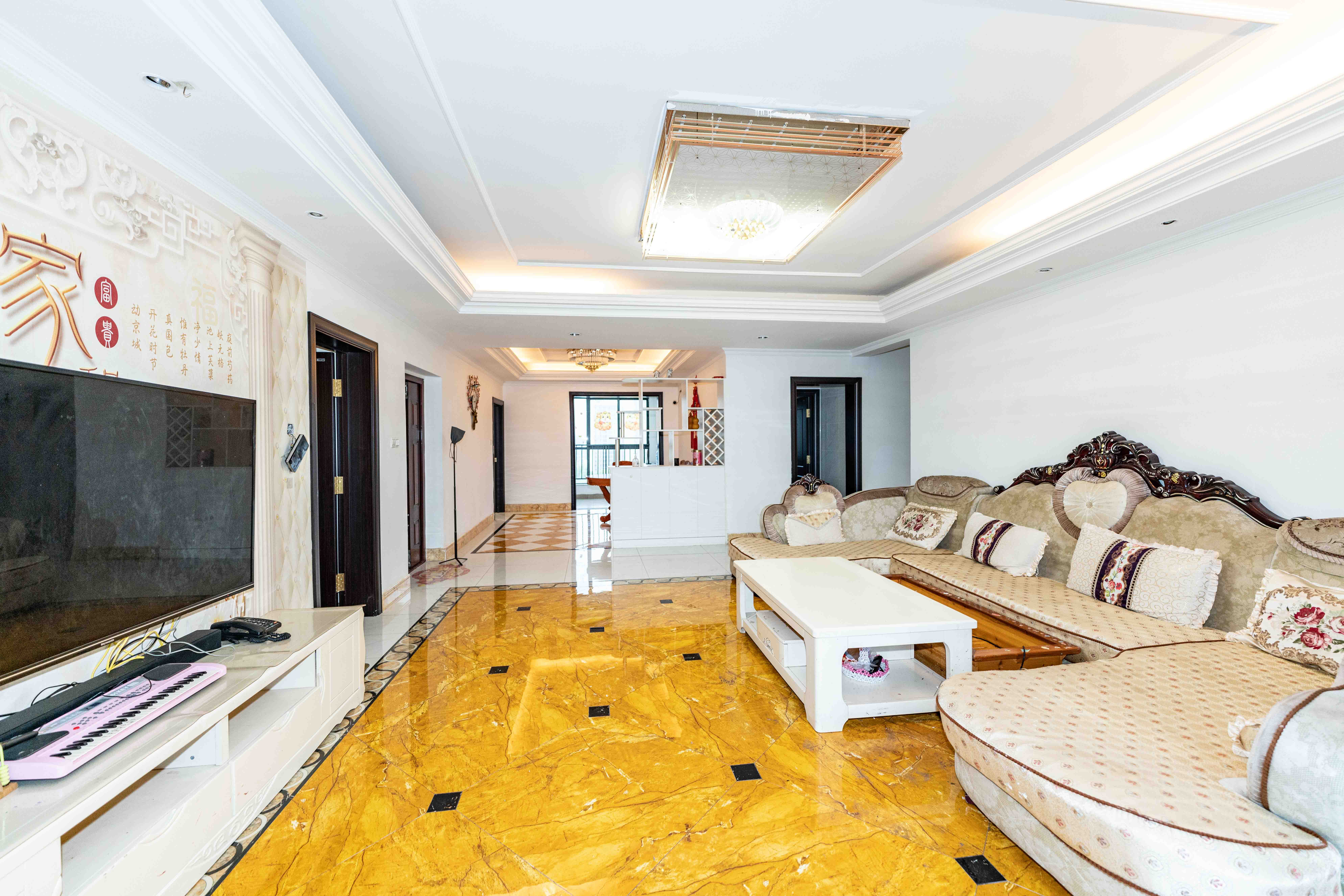 碧桂园南城首府（东宸林海）  5室2厅3卫    210.0万客厅