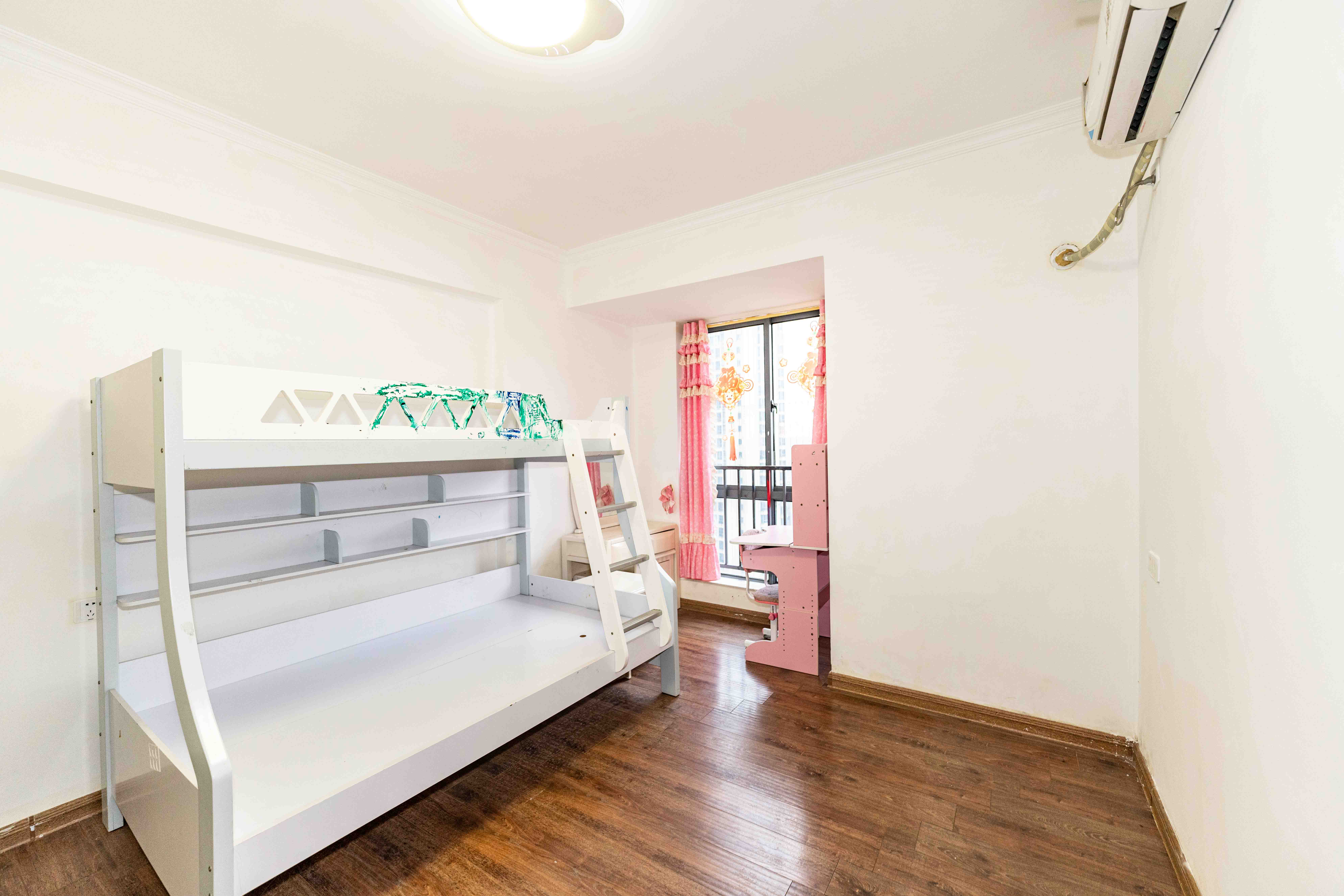 碧桂园南城首府（东宸林海）  5室2厅3卫    210.0万卧室