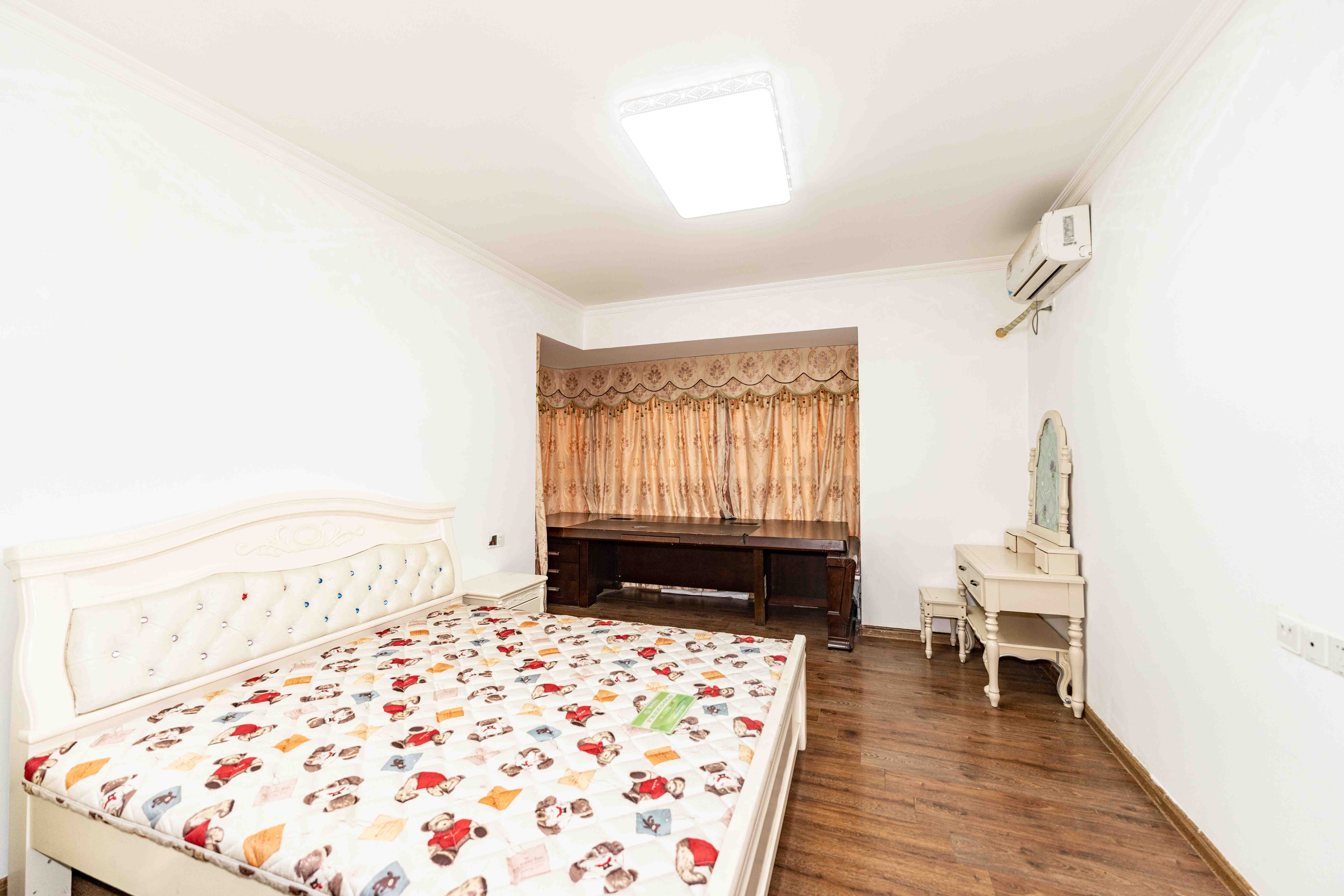 碧桂园南城首府（东宸林海）  5室2厅3卫    210.0万卧室