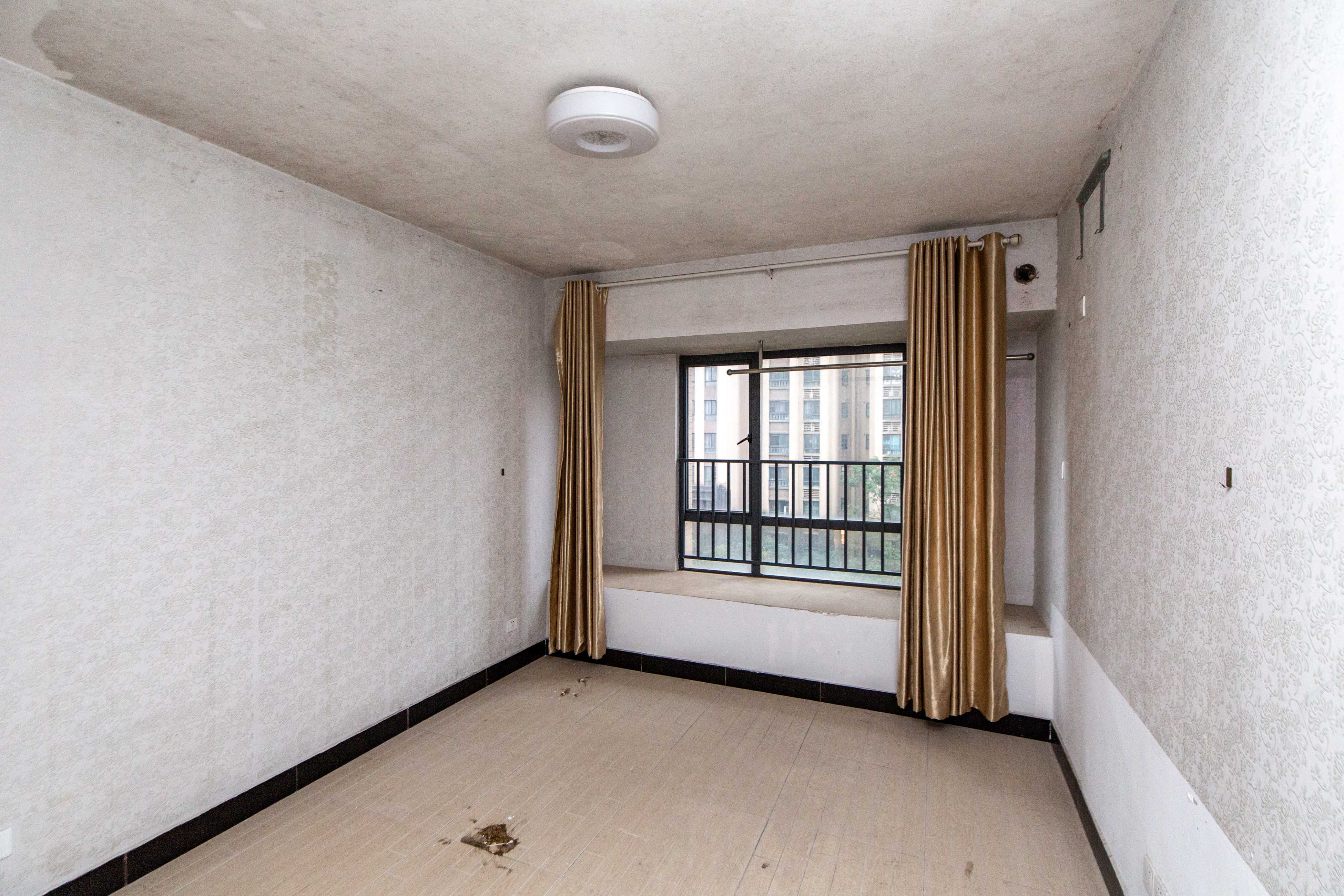 香樟兰亭(朗峰苑) 4室2厅1卫 103.00万 香樟兰亭(朗峰苑) 4室2厅1卫 103.00万卧室