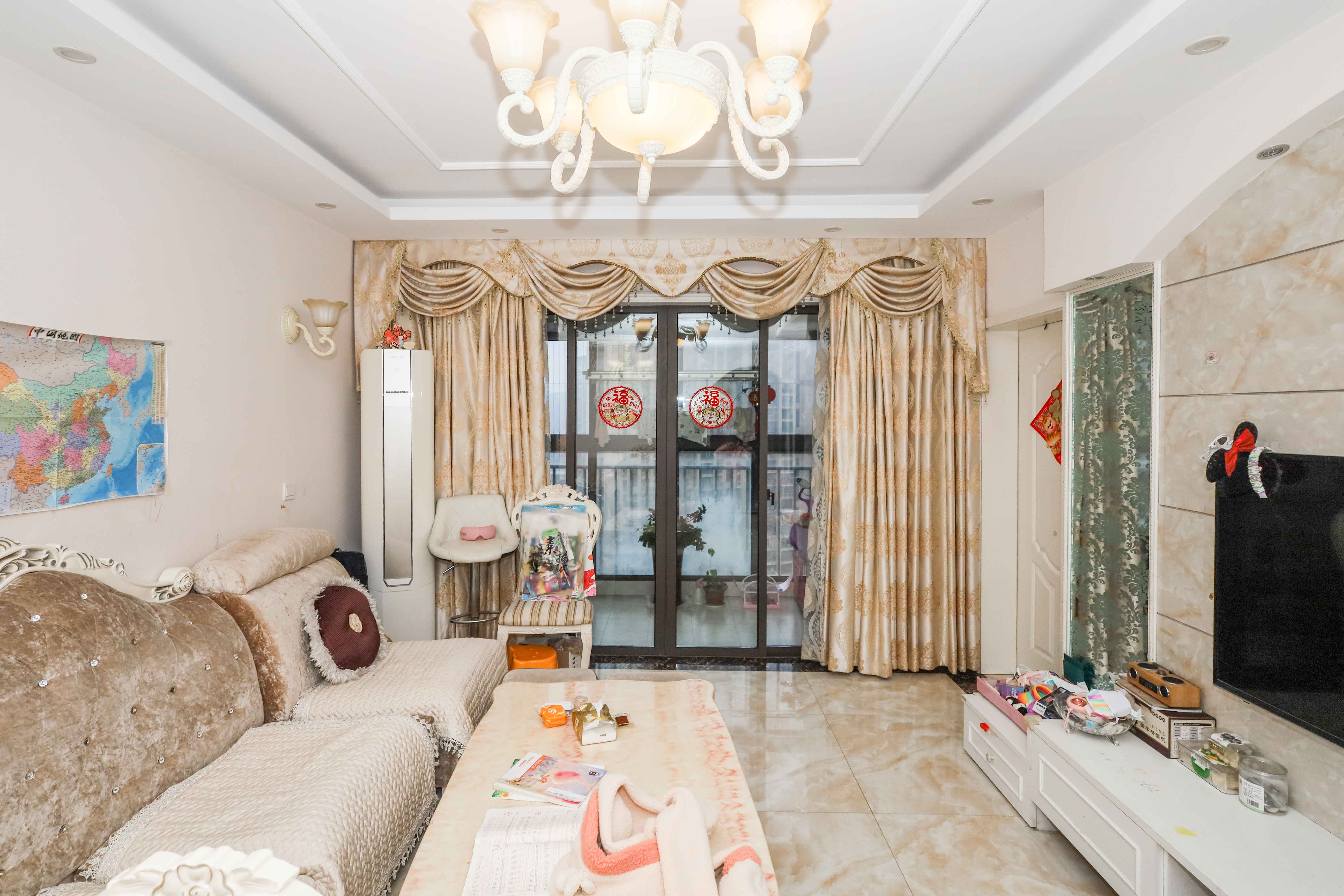 旭辉御府  3室2厅1卫    136.0万客厅