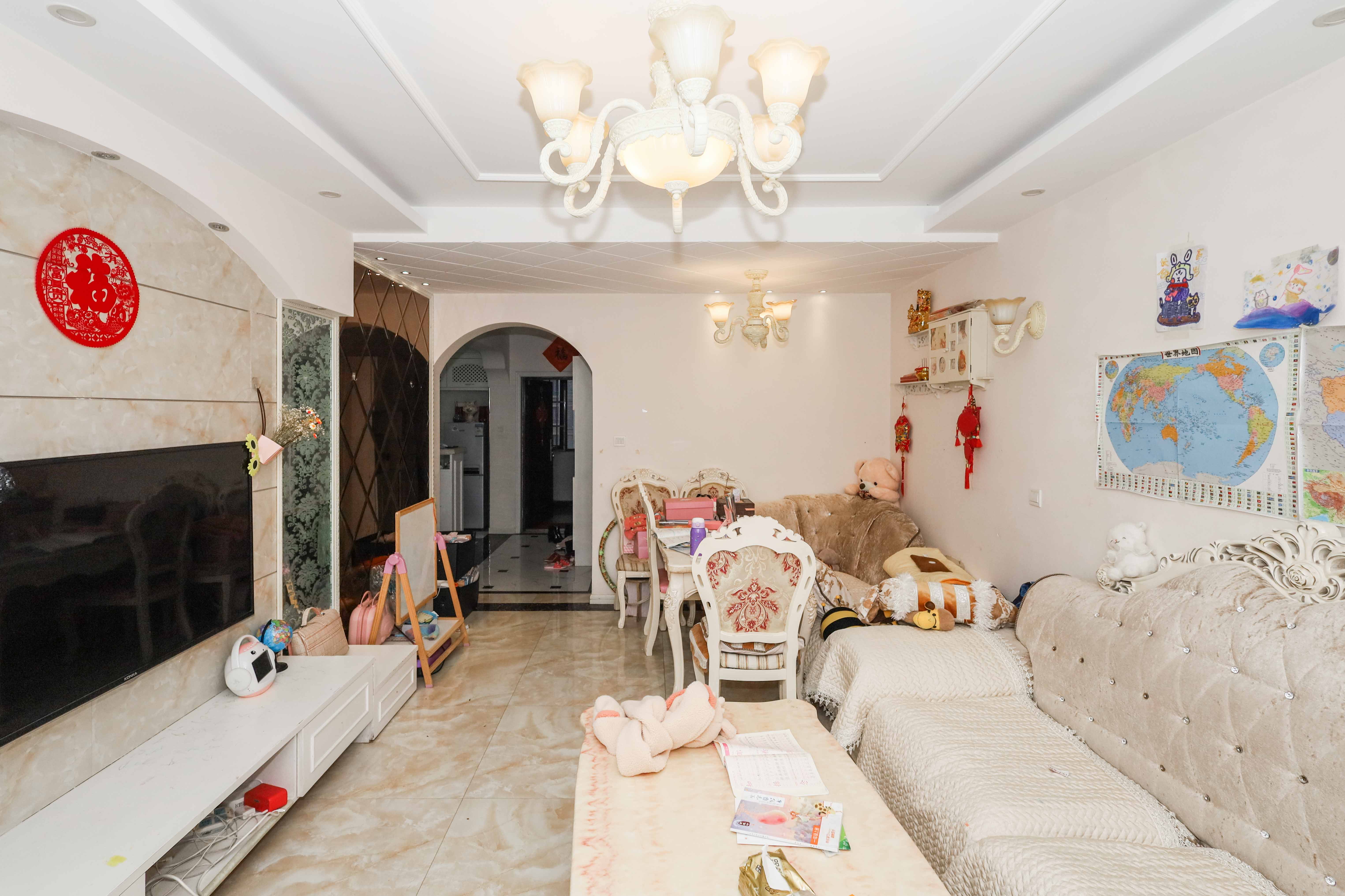 旭辉御府  3室2厅1卫    136.0万客厅