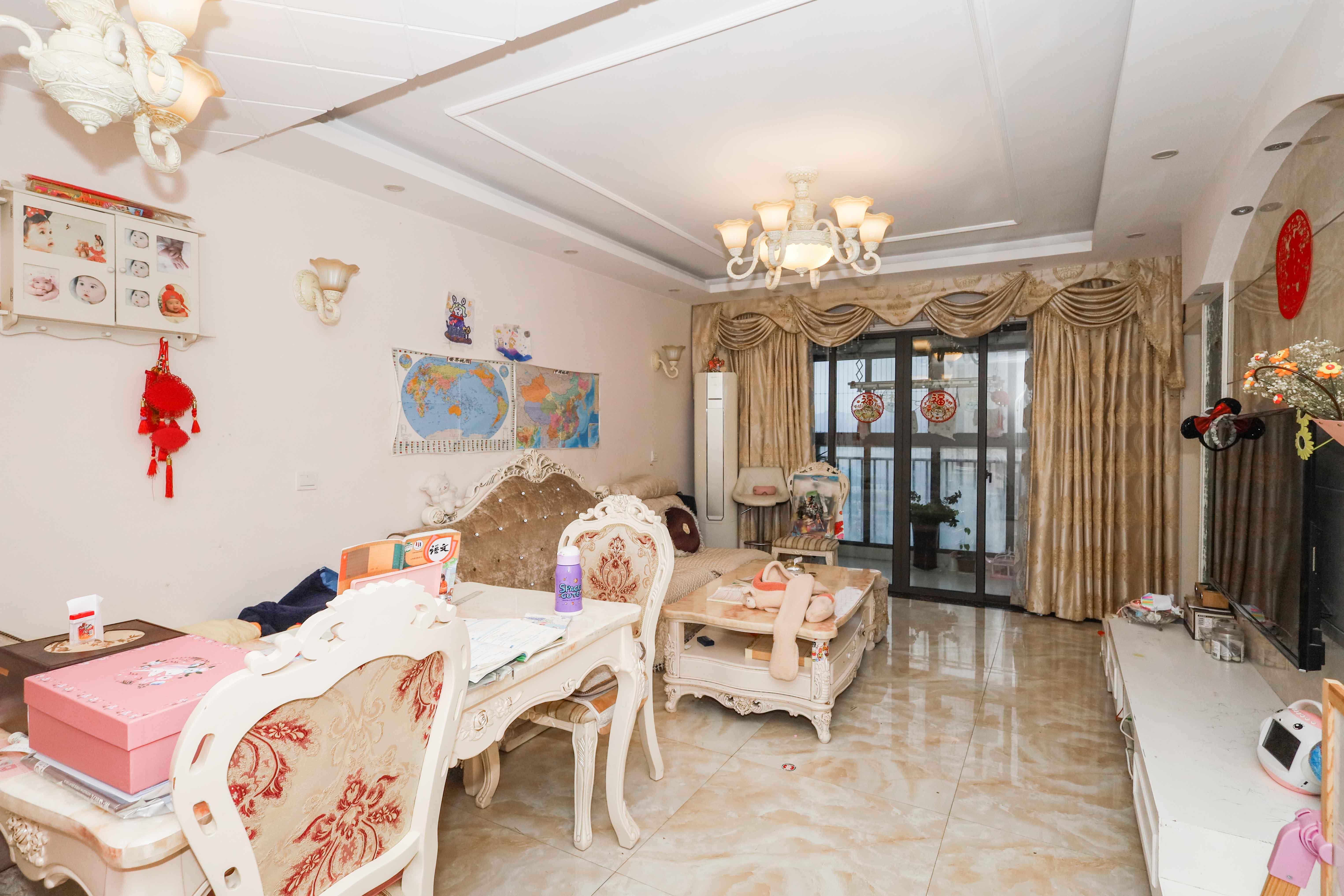 旭辉御府  3室2厅1卫    136.0万客厅