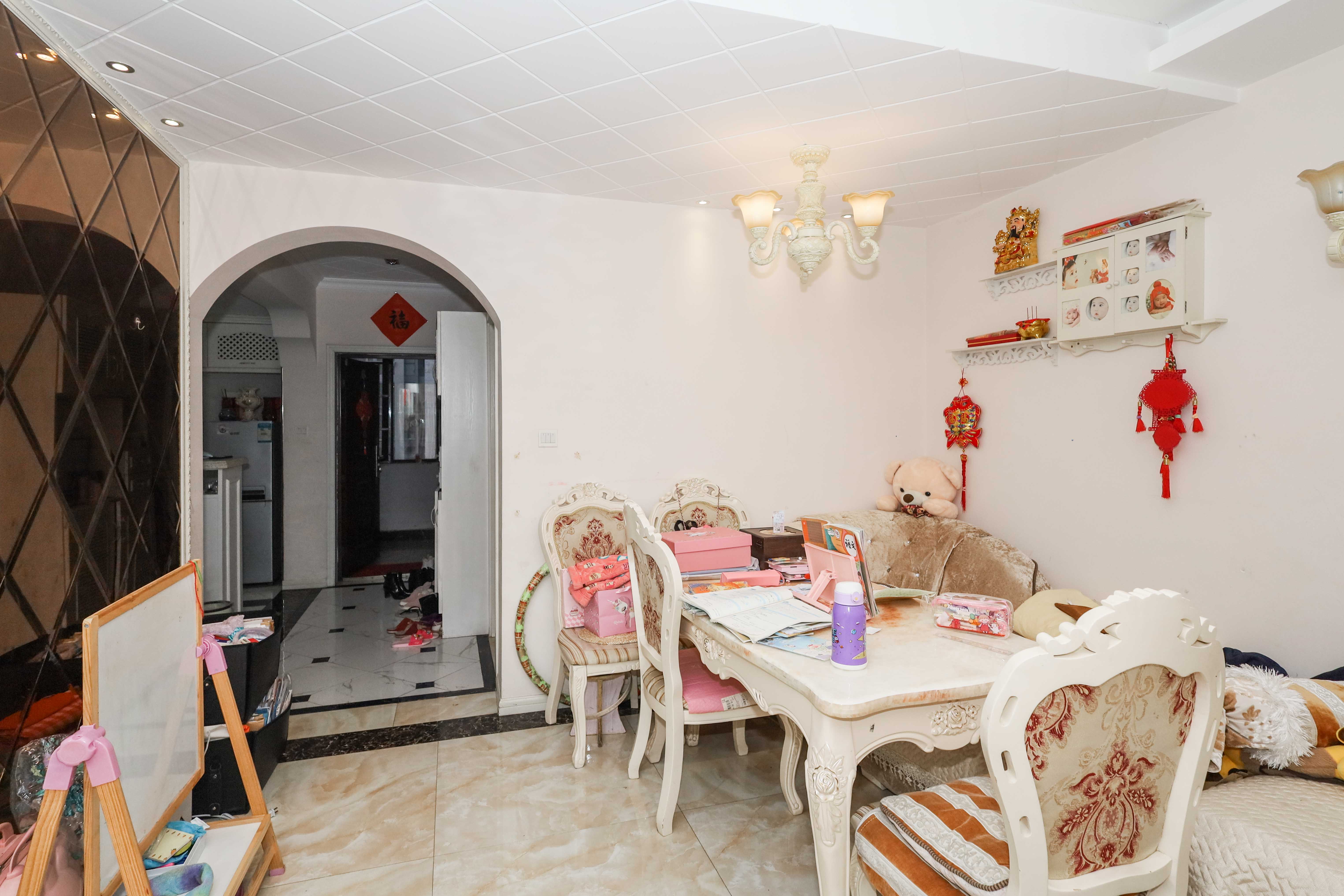 旭辉御府  3室2厅1卫    136.0万客厅