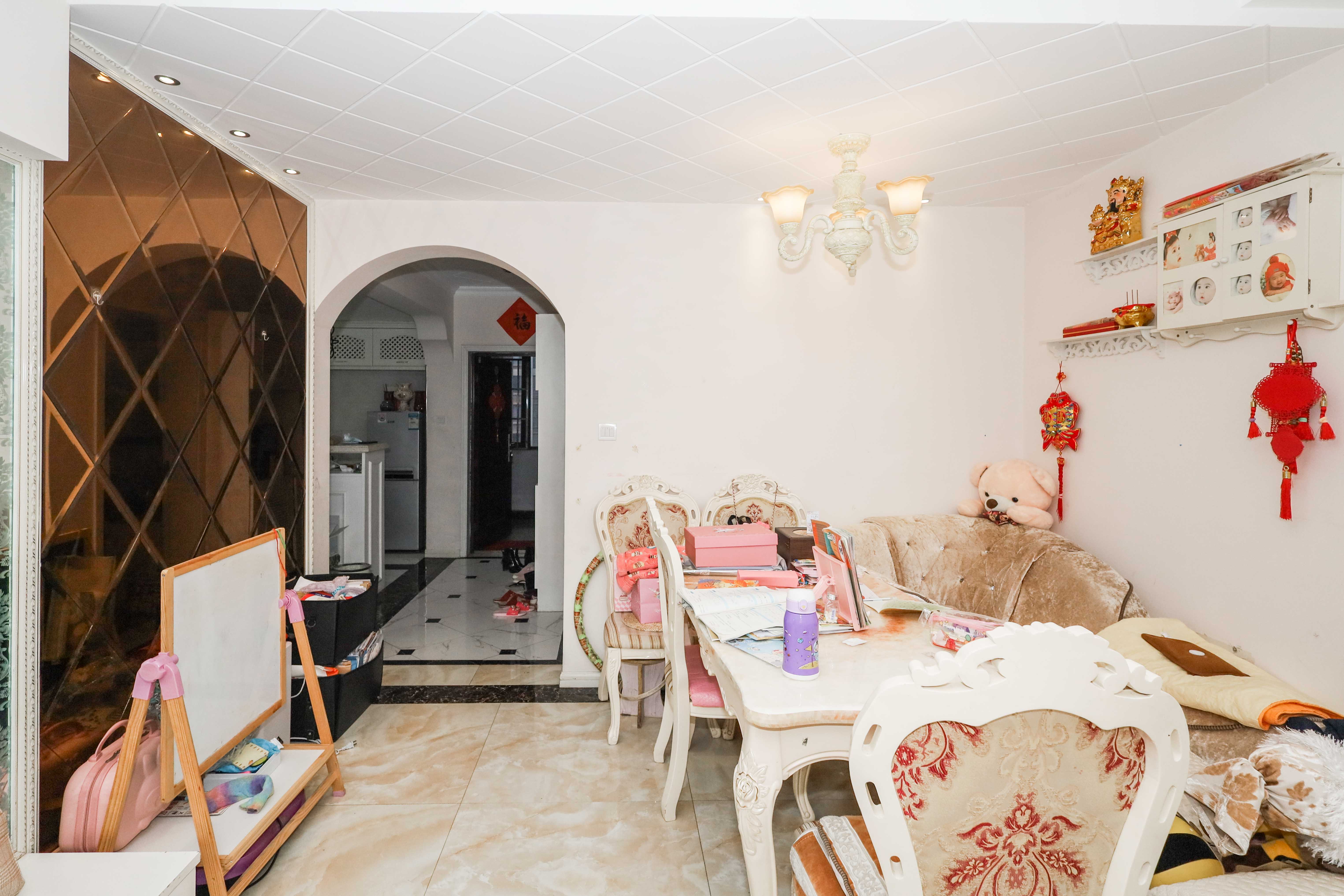 旭辉御府  3室2厅1卫    136.0万客厅