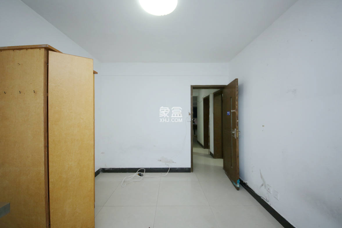 华海3C(天心电子世界)  4室2厅2卫   145.00万主卧