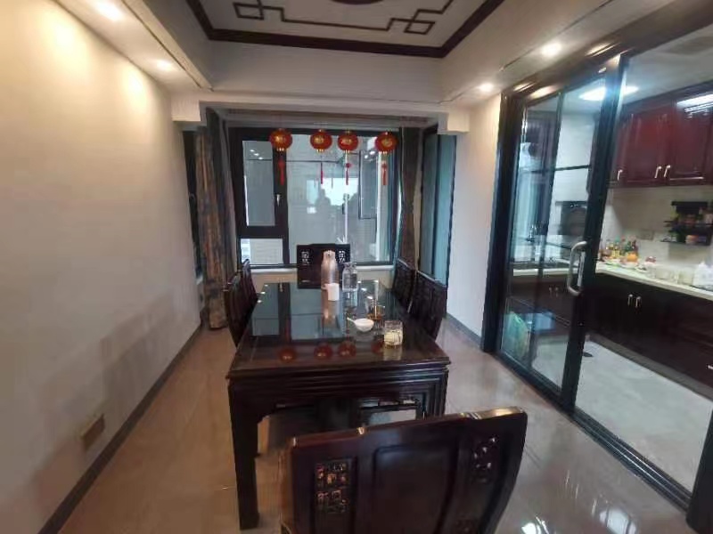 长房上层国际 4室2厅2卫 160.00万 长房上层国际 4室2厅2卫 160.00万客厅