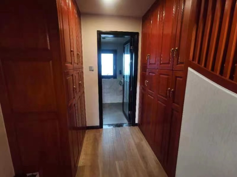 长房上层国际 4室2厅2卫 160.00万 长房上层国际 4室2厅2卫 160.00万客厅