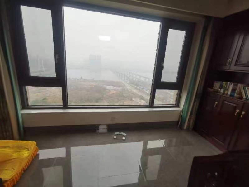 长房上层国际 4室2厅2卫 160.00万 长房上层国际 4室2厅2卫 160.00万客厅