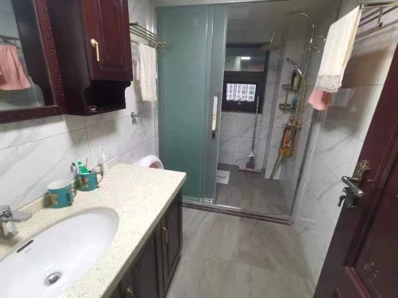 长房上层国际 4室2厅2卫 160.00万 长房上层国际 4室2厅2卫 160.00万客厅