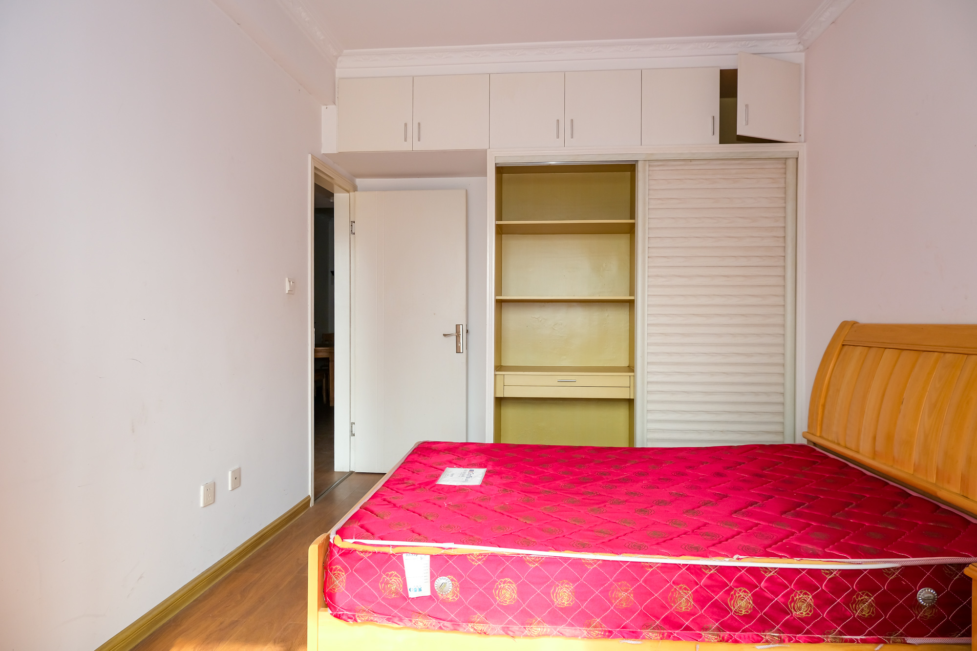 三一街区 3室2厅1卫 75.72万 三一街区 3室2厅1卫 75.72万卧室