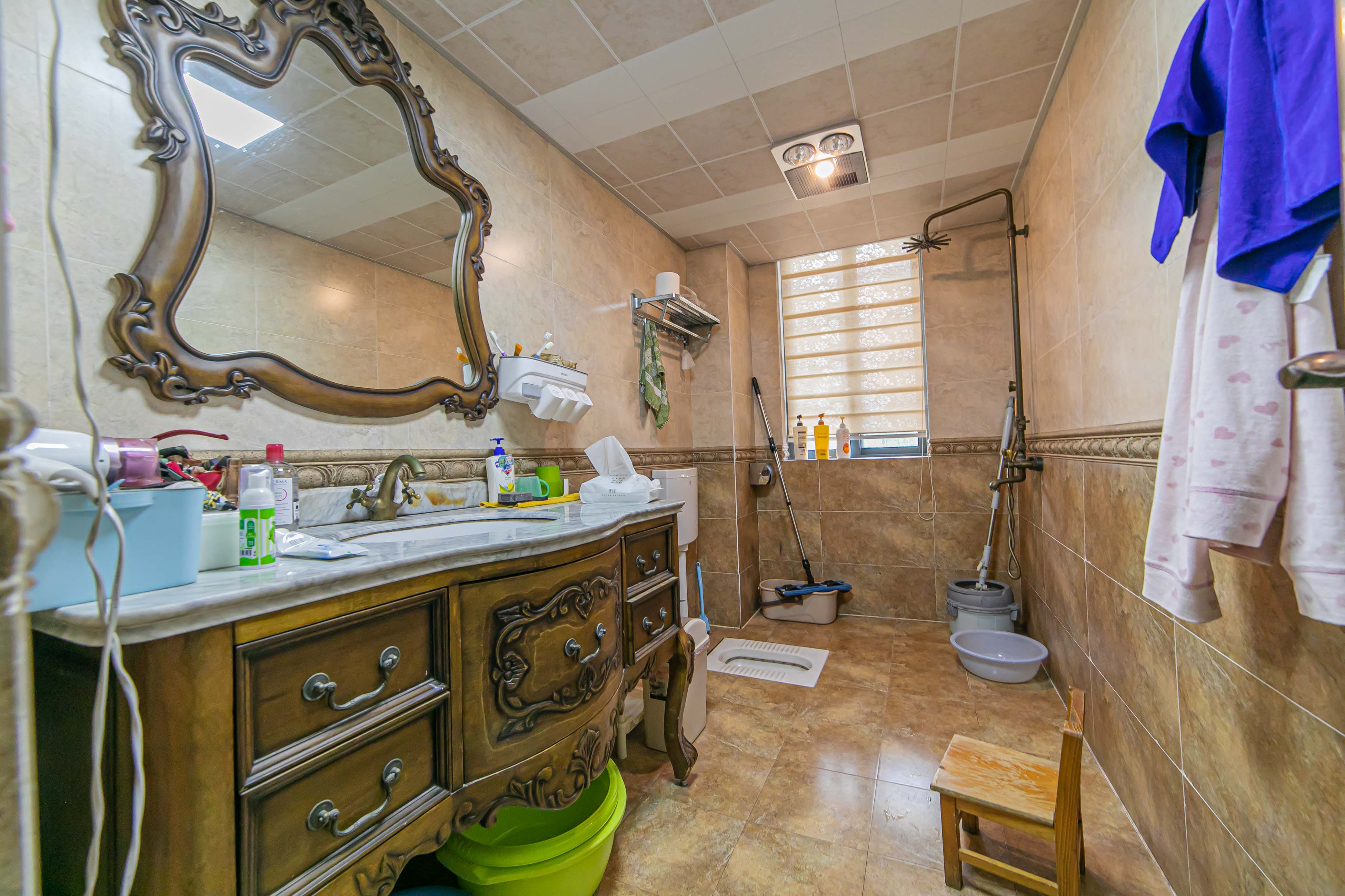 恒基凯旋门一二期  4室2厅2卫    212.0万卫生间