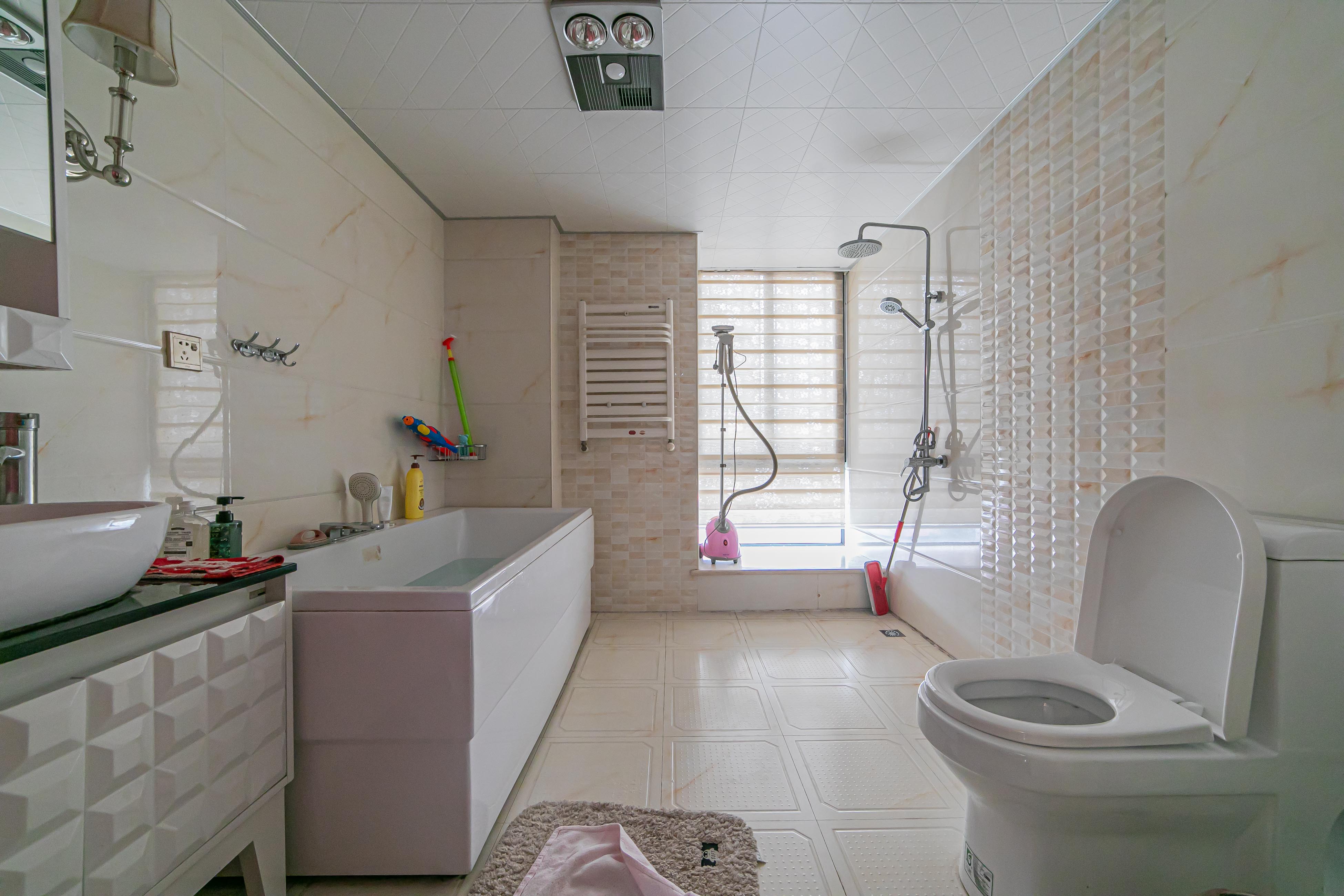 恒基凯旋门一二期  4室2厅2卫    212.0万卫生间