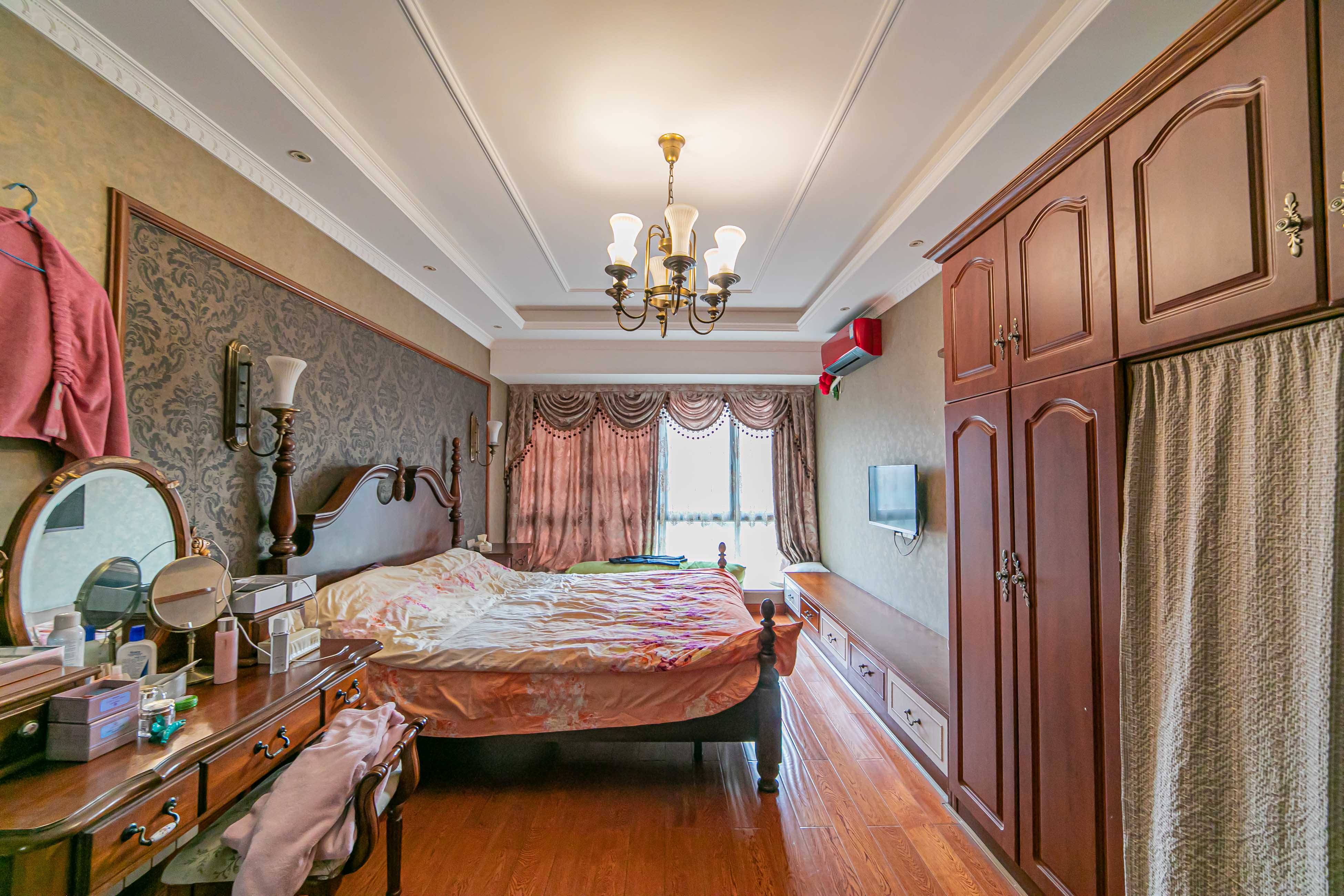 恒基凯旋门一二期  4室2厅2卫    212.0万卧室