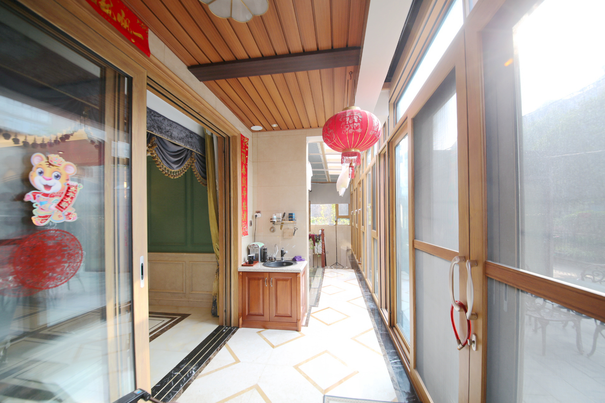 江河中央洋房  6室2厅3卫   675.00万阳台